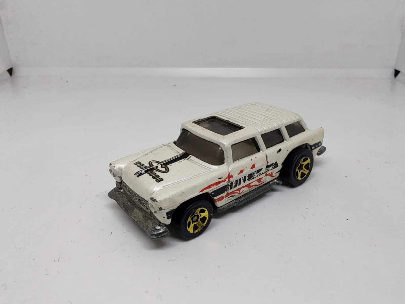 Classic Nomad — blanco con gráficos negros y rojos y abertura en el techo
