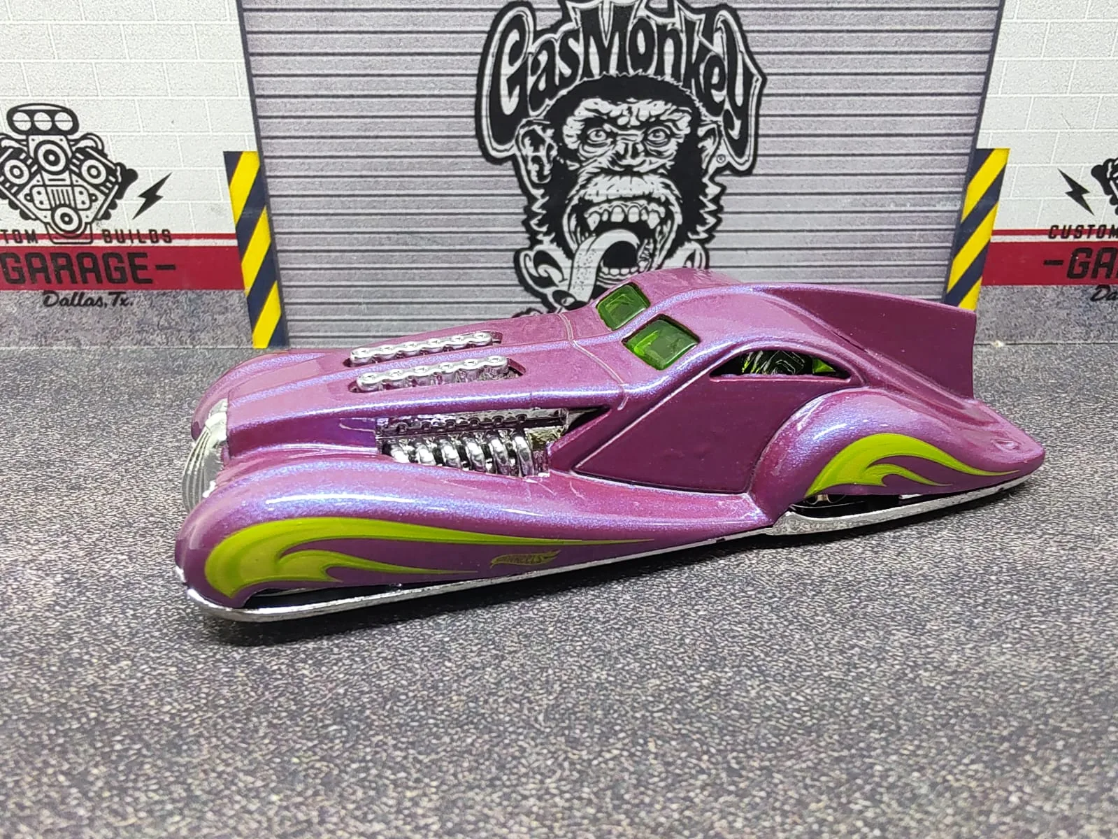 Screamliner — violeta metalizado con llamas verde lima, capó largo y guardabarros carenados