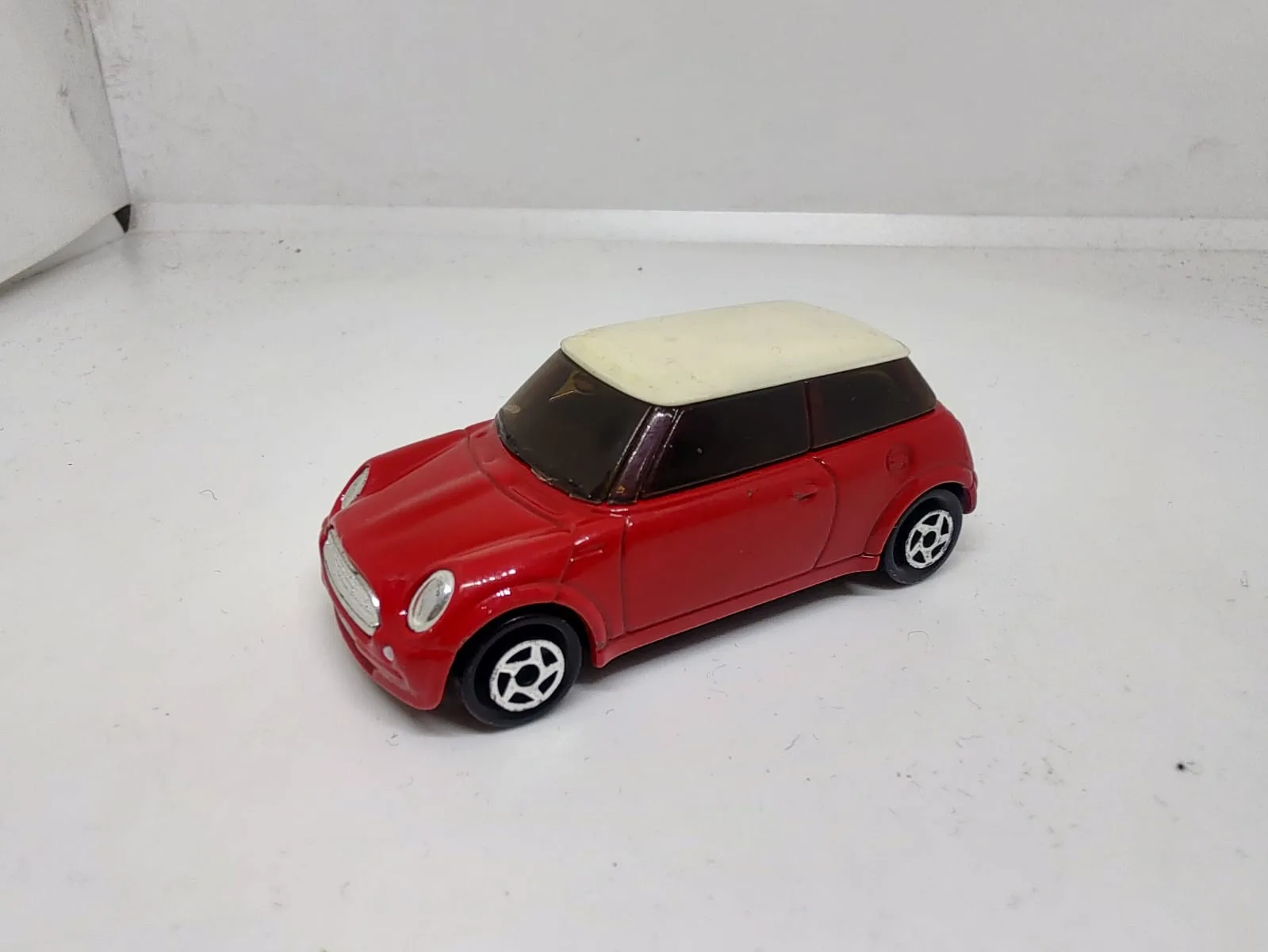 Mini Cooper — rojo con techo blanco