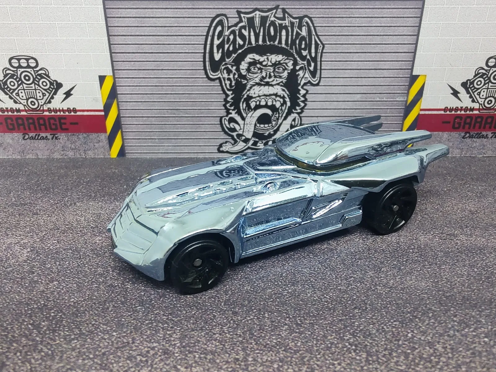 Batmobile — cromado azulado con ruedas negras