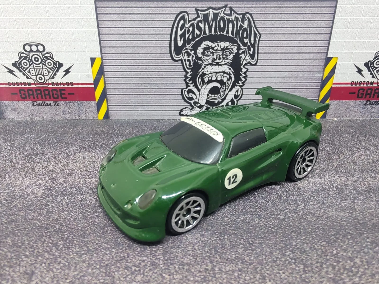 Lotus Sport Elise — verde con franja blanca y número 12, ruedas blancas