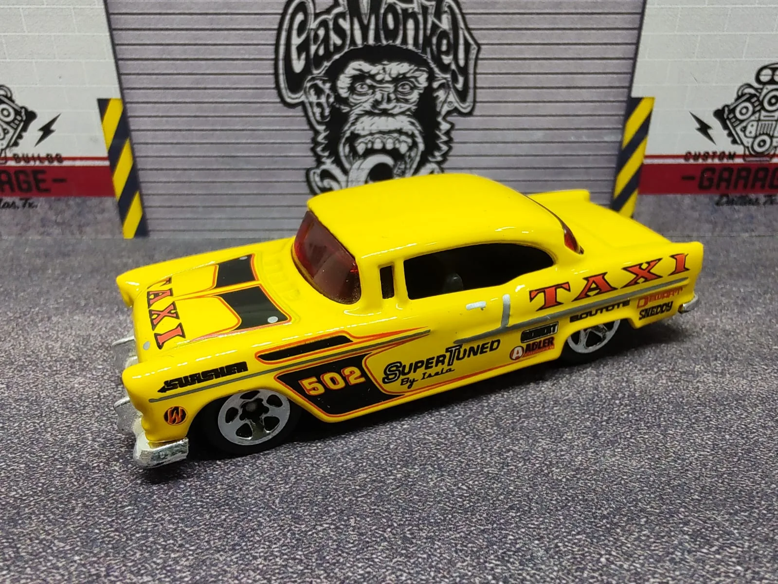 ’55 Chevy Bel Air — amarillo con franjas negras y decoración TAXI / Super Tuned