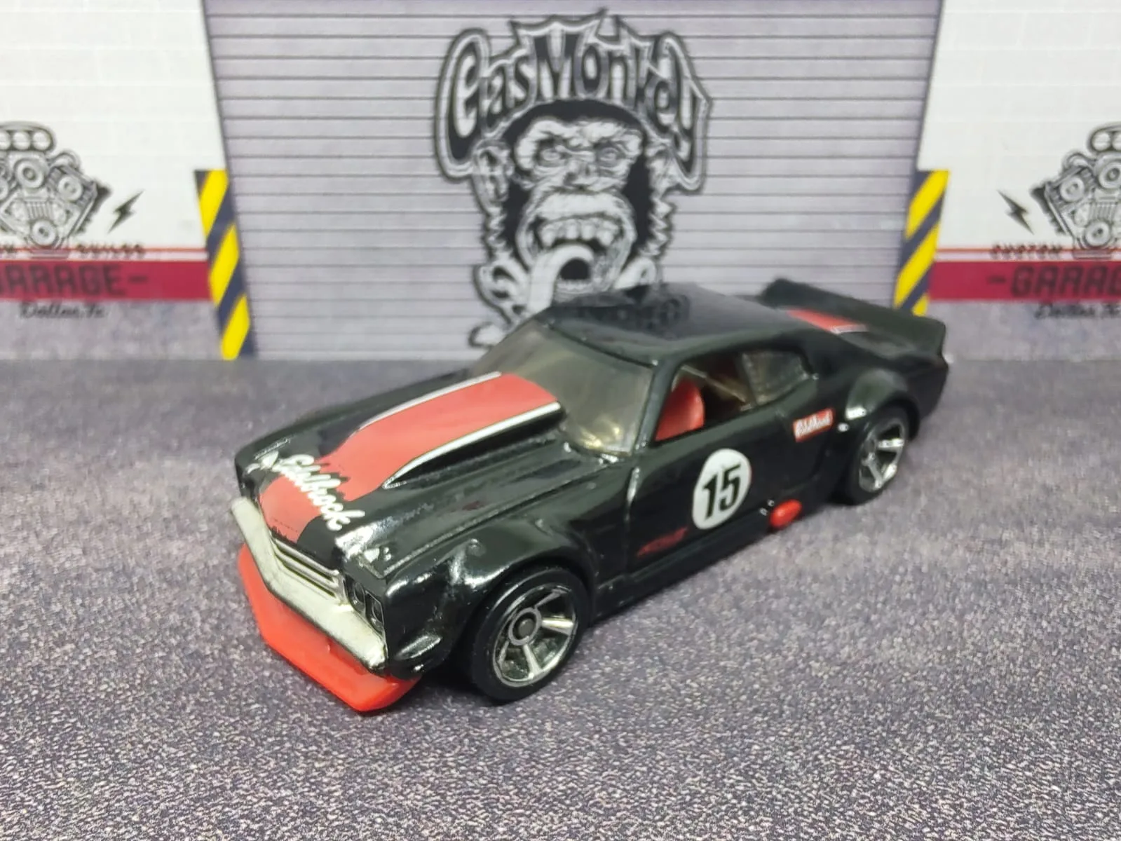 ’70 Chevy Chevelle SS — negro y rojo, número 15