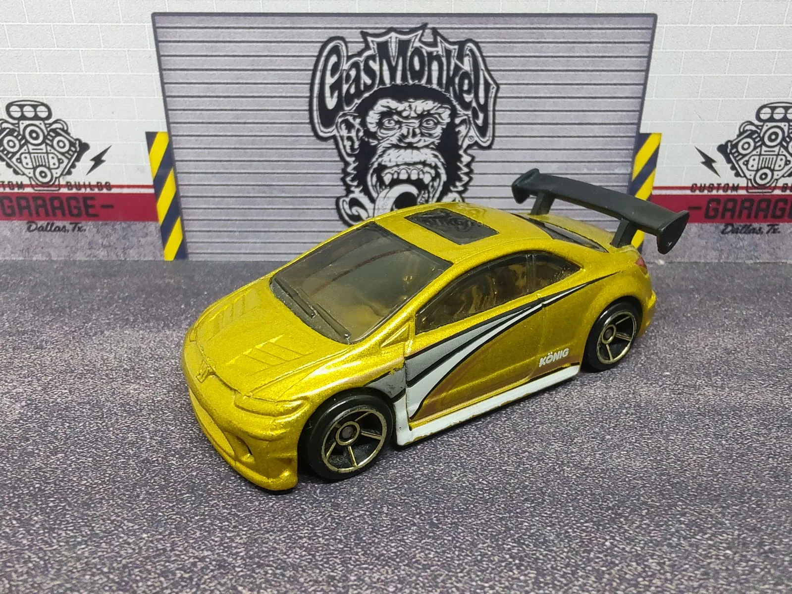 Honda Civic Si — coupé de competición dorado con gran alerón negro y gráficas laterales negras y blancas