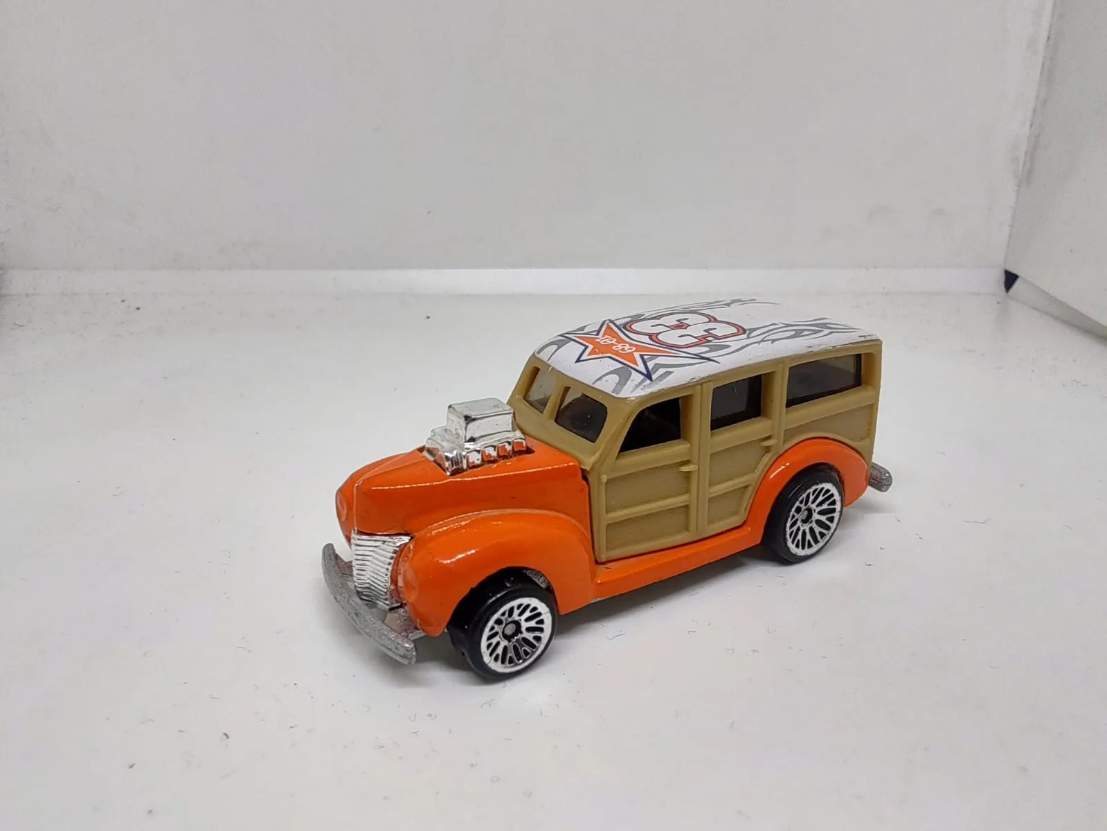 ’40s Woodie — naranja con paneles beige y decoración de llamas en el techo