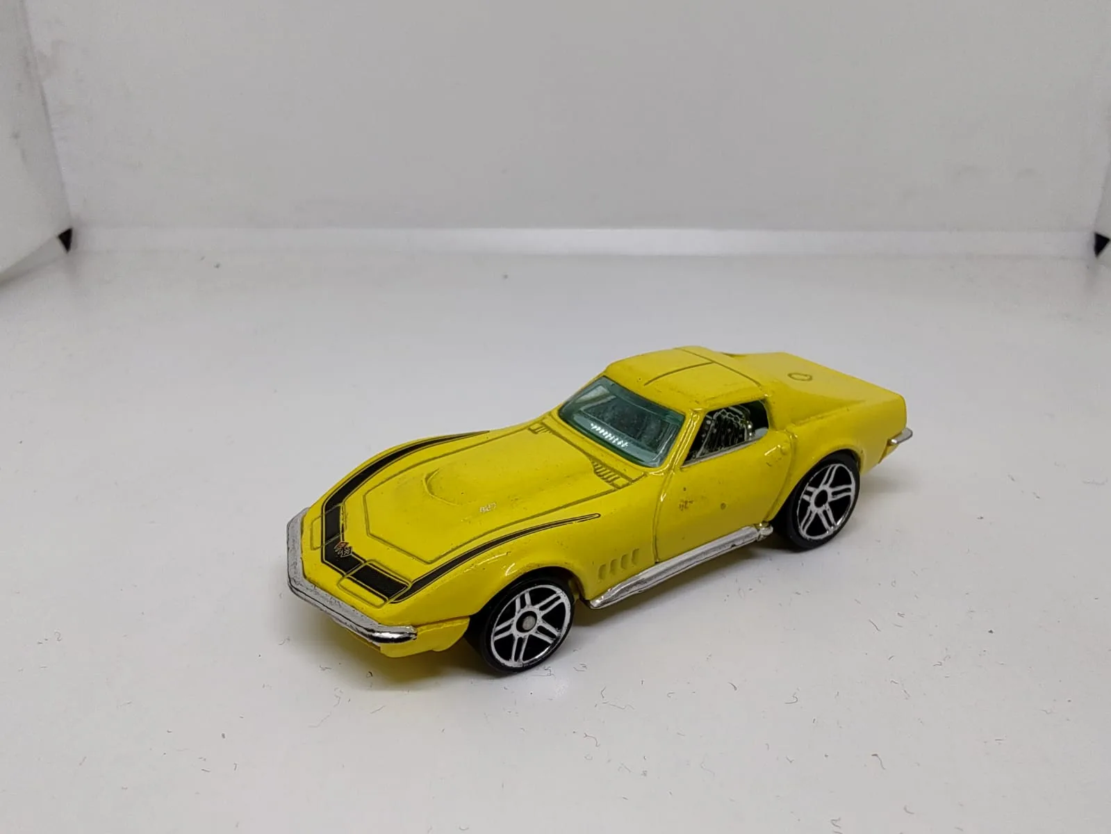 ’69 Corvette — amarillo con líneas negras sobre el capó y laterales