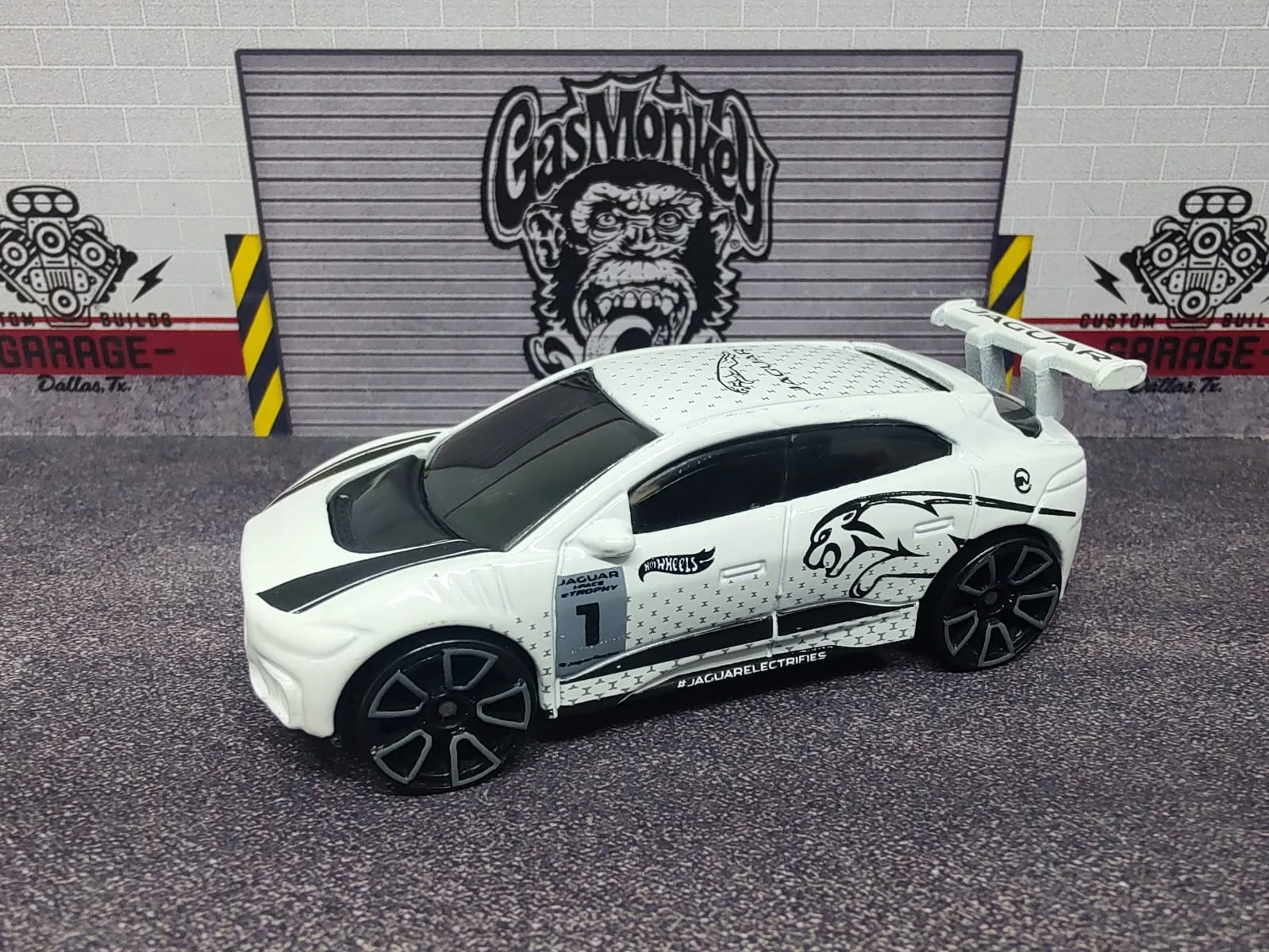 Jaguar I-Pace eTrophy — blanco con gráficos negros