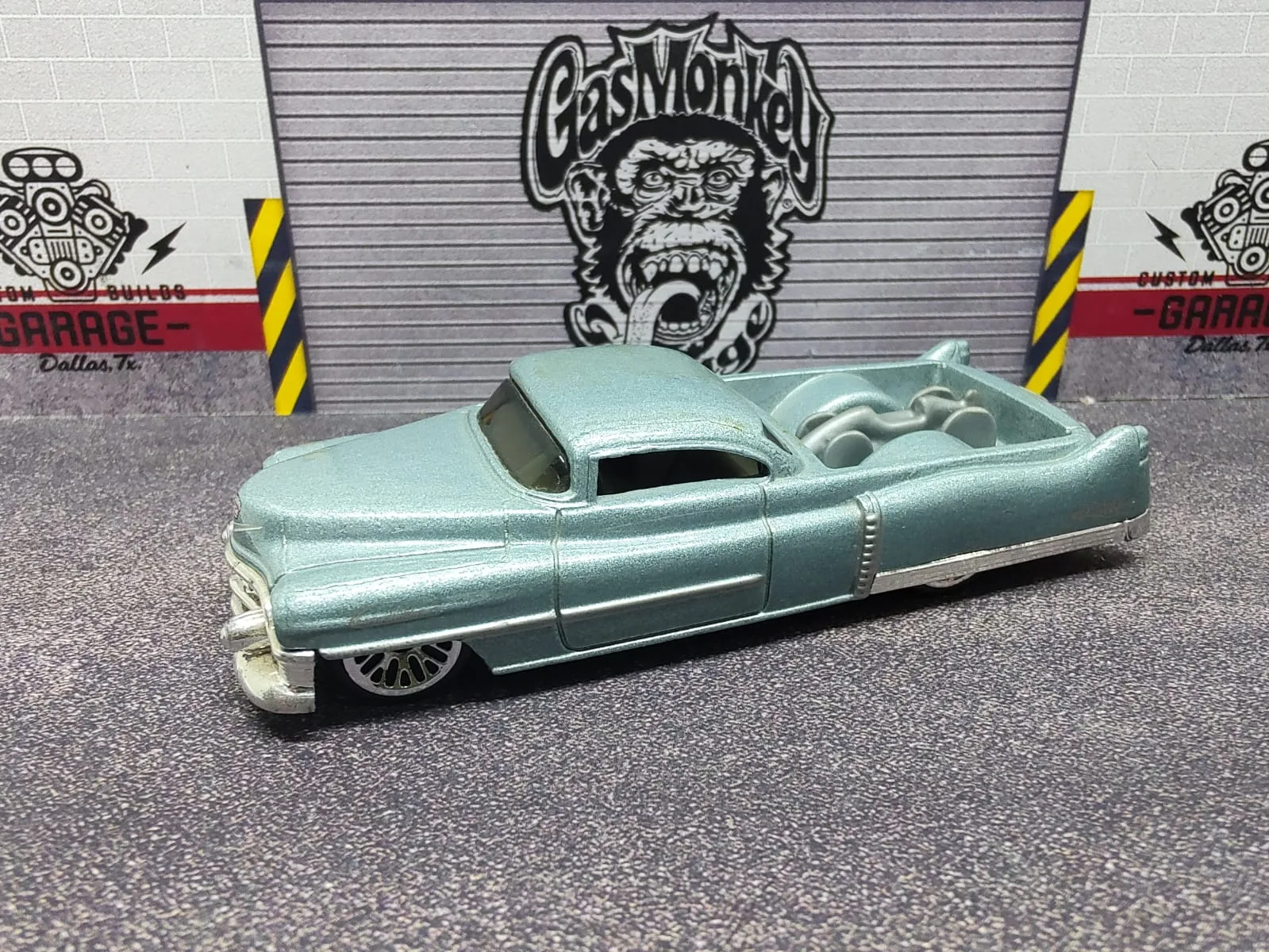 Custom ’53 Cadillac — celeste metalizado, carrocería personalizada baja con sector trasero abierto y llantas plateadas