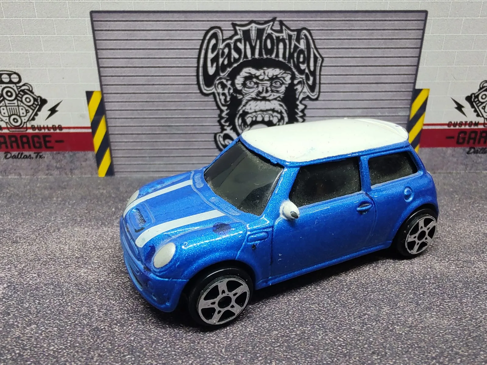 Mini Cooper S — azul con techo blanco y franjas blancas sobre el capó