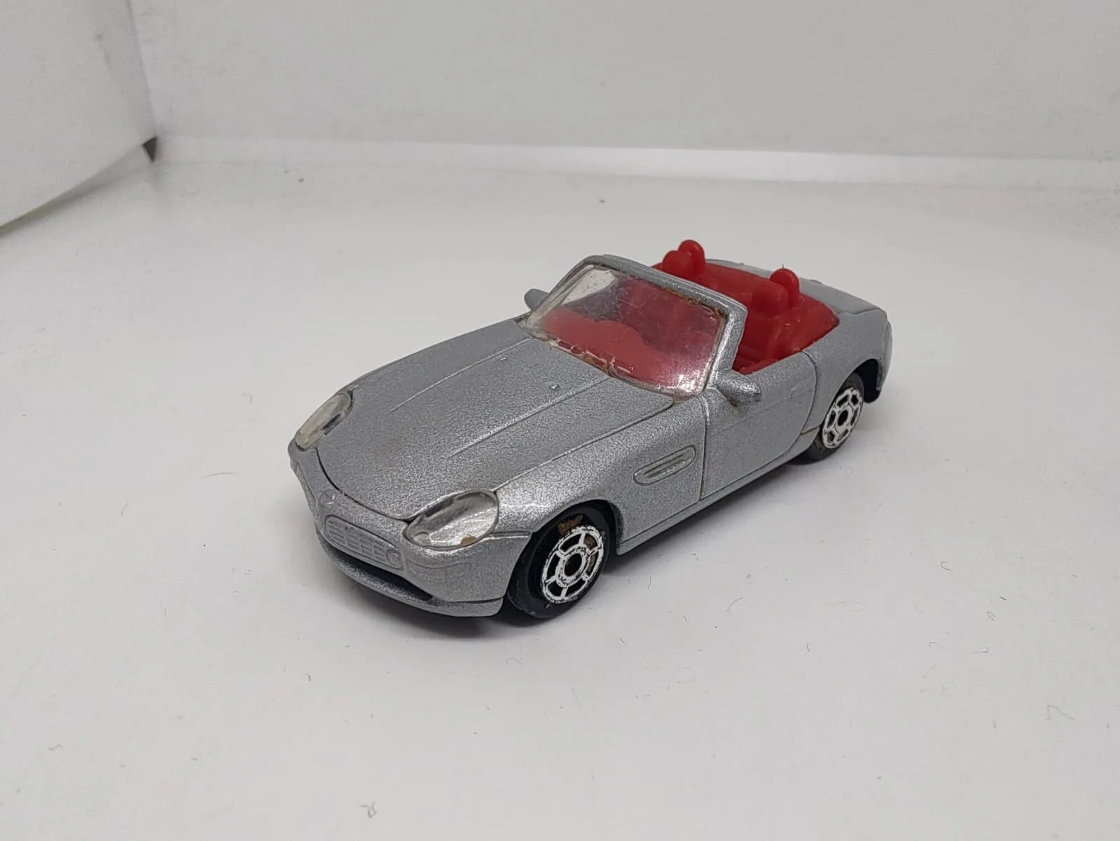 BMW Z8 — descapotable plateado con interior rojo