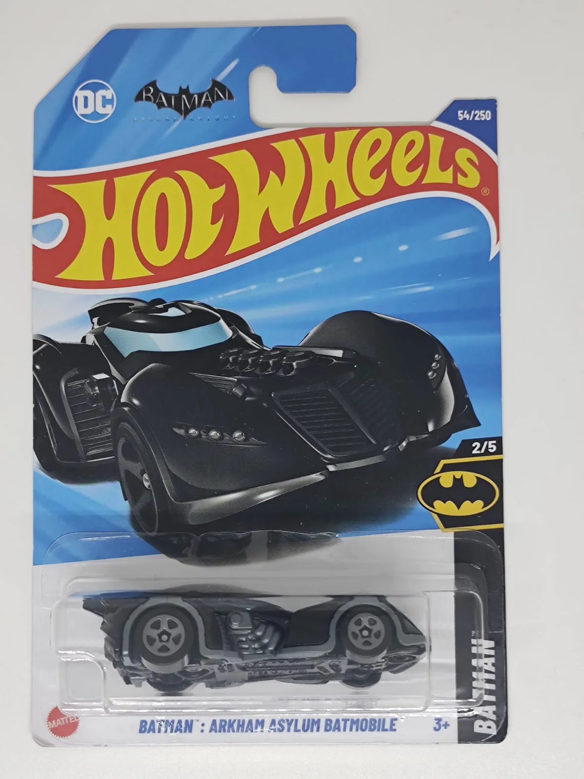 Batman: Arkham Asylum Batmobile — negro con detalles plateados y ruedas grises
