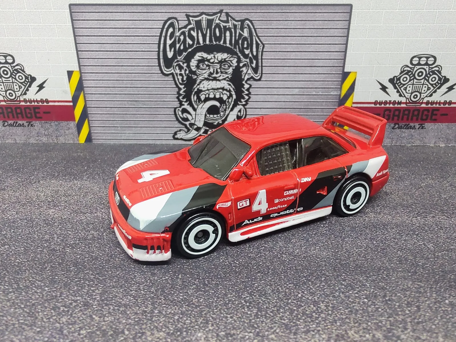 Audi ’90 quattro — rojo y gris, número 4, ruedas blancas