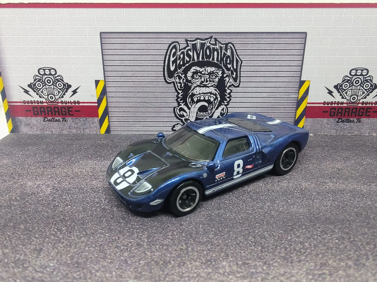 Ford GT-40 — azul oscuro con franjas blancas y número decorativo 8