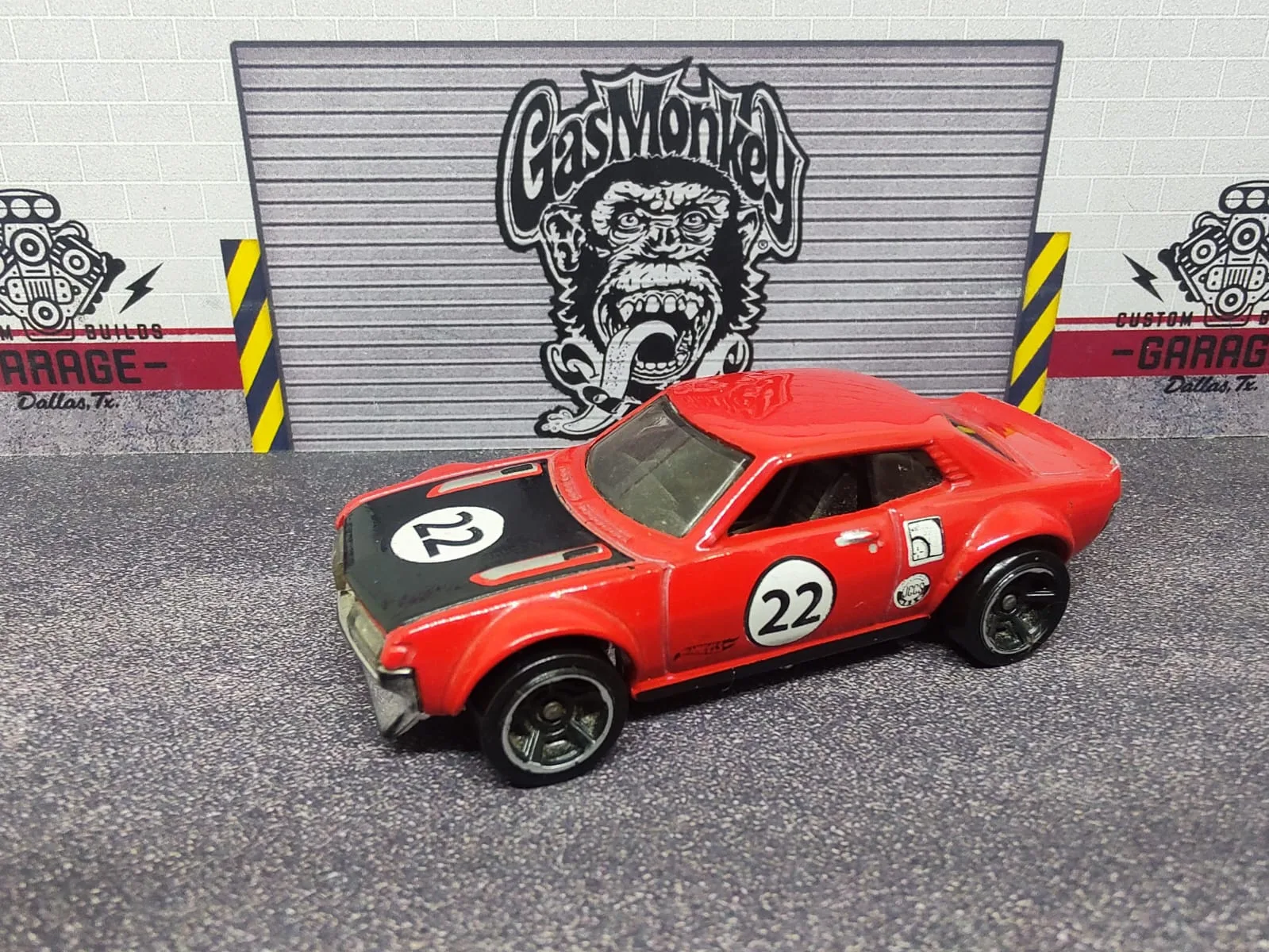 ’70 Toyota Celica — rojo, capó negro, número 22