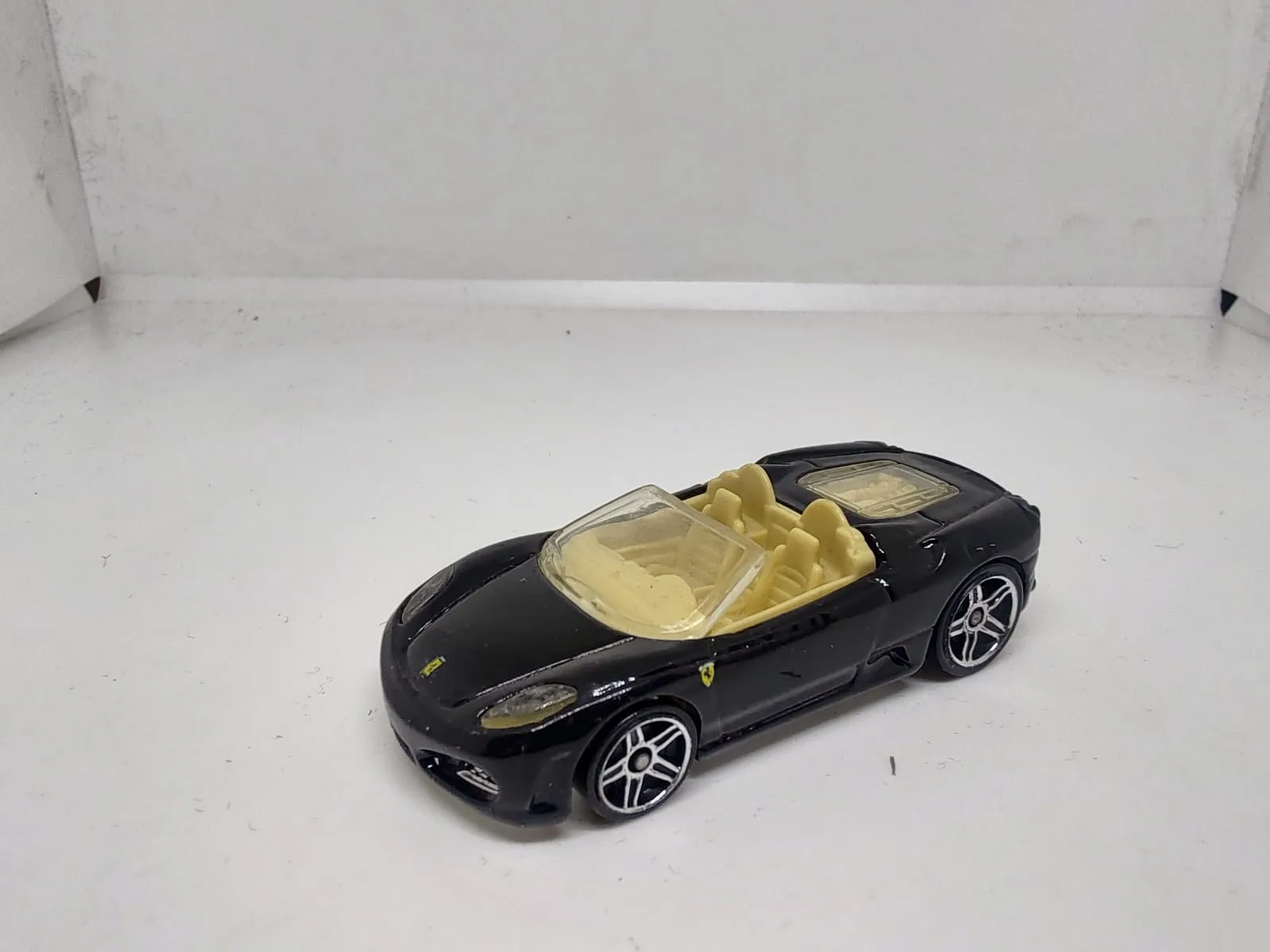 Ferrari F430 Spider — negro descapotable con interior beige