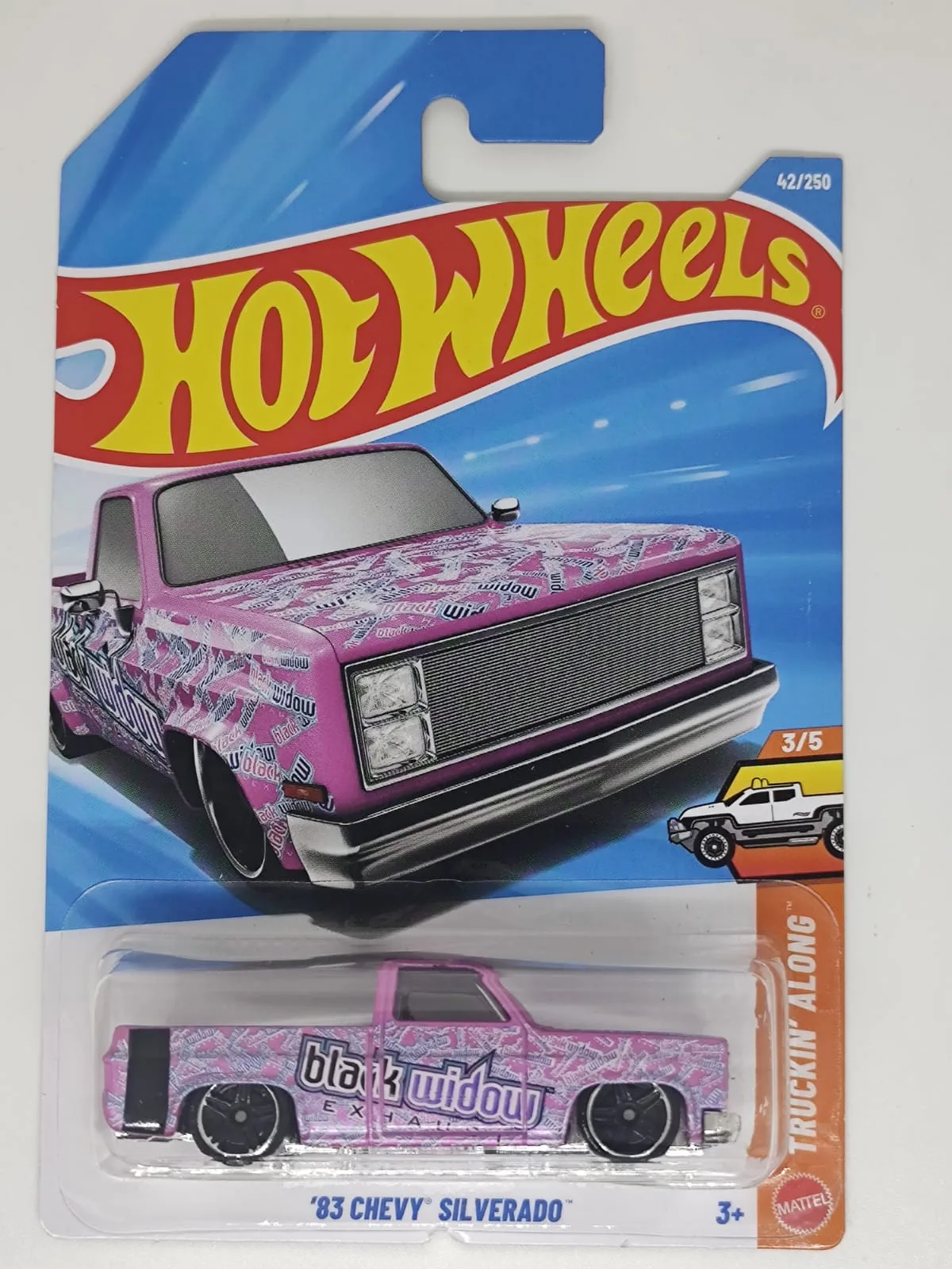’83 Chevy Silverado — rosa y violeta con decoración Black Widow; en blíster