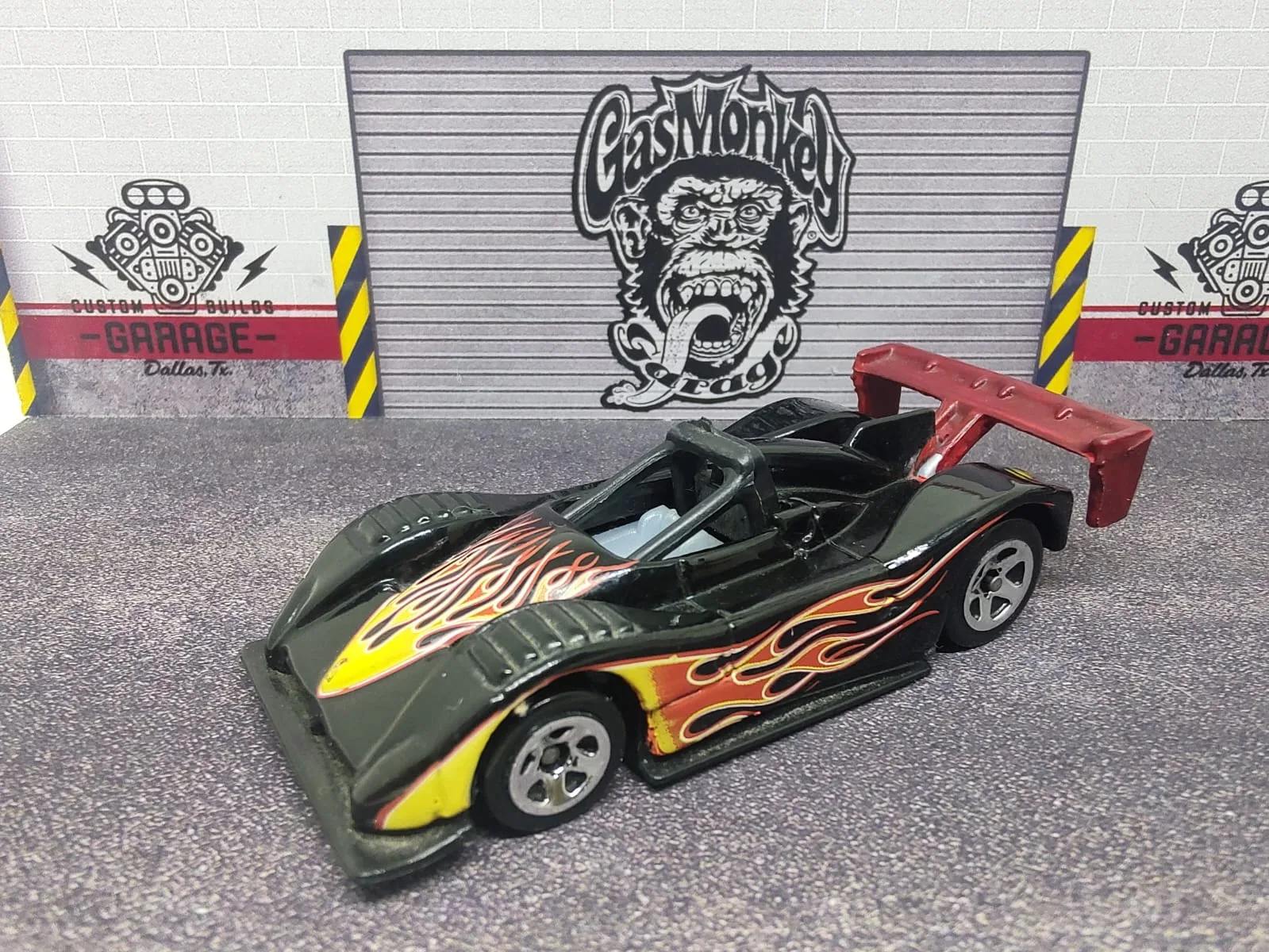 Ferrari 333 SP — gris oscuro con llamas amarillas y rojas y alerón bordó