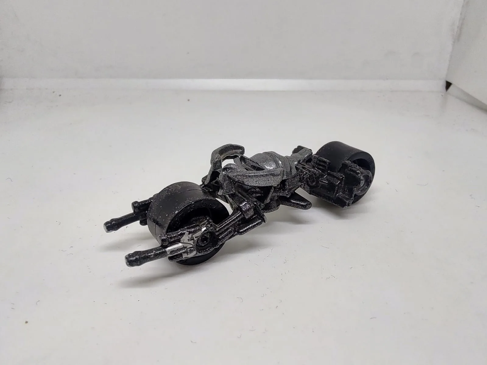 Bat-Pod — moto negra de Batman con ruedas grandes