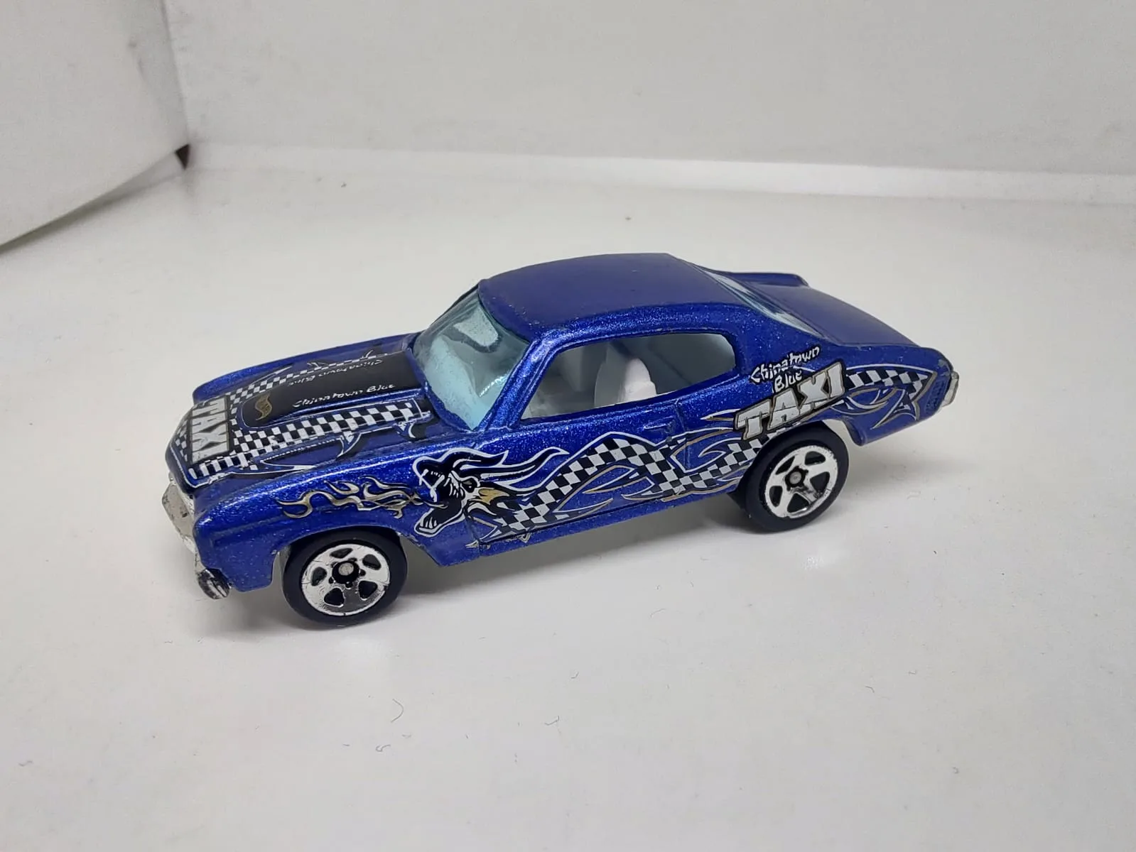 ’70 Chevelle SS — azul con decoración de taxi Chinatown y dameros blancos