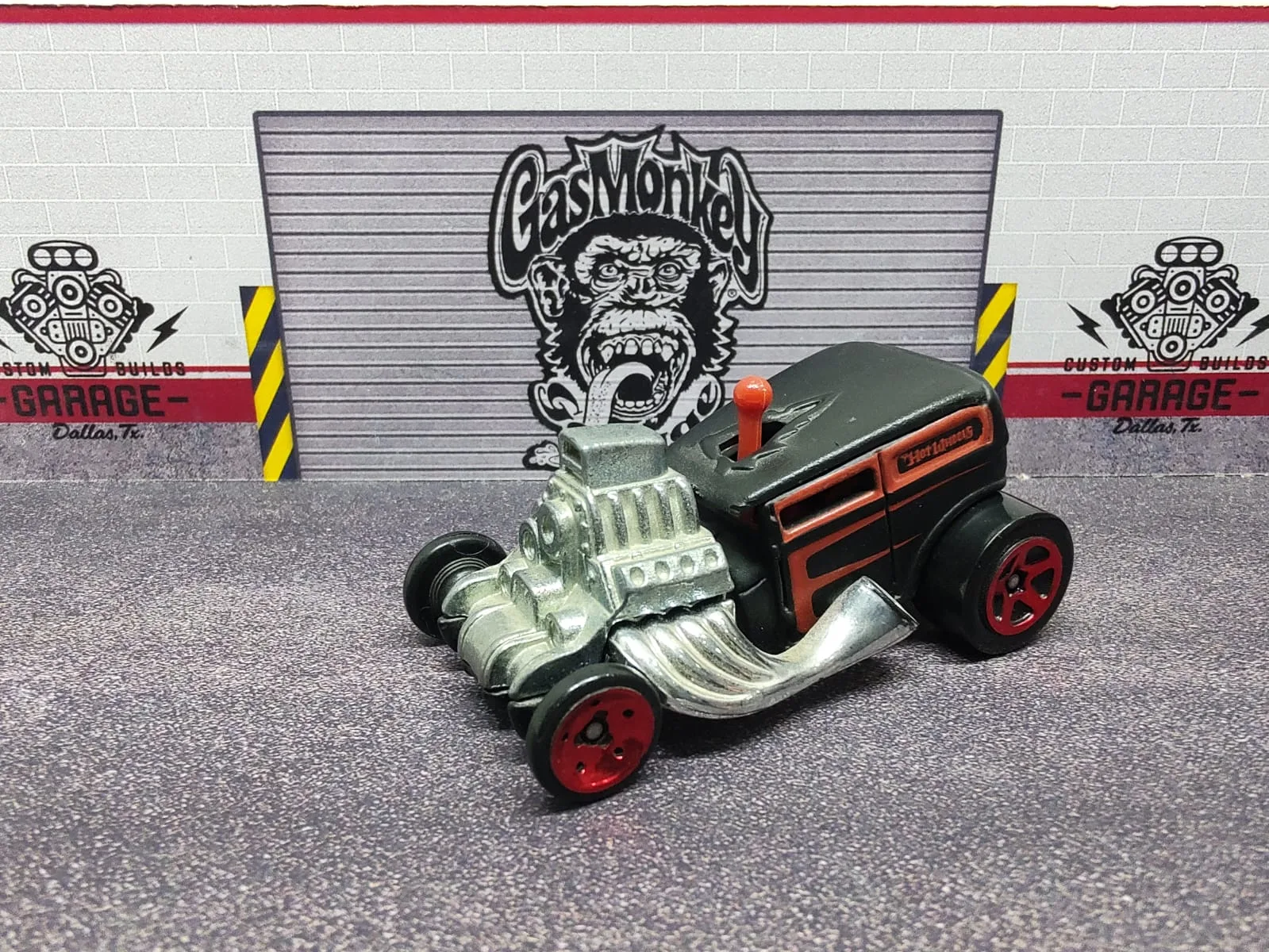 Shift Kicker — negro con detalles rojos, motor y escapes expuestos; ruedas traseras de aro rojo
