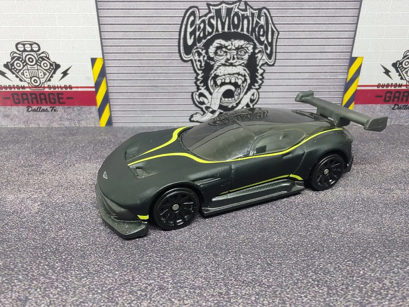 Aston Martin Vulcan — gris oscuro con líneas verde lima