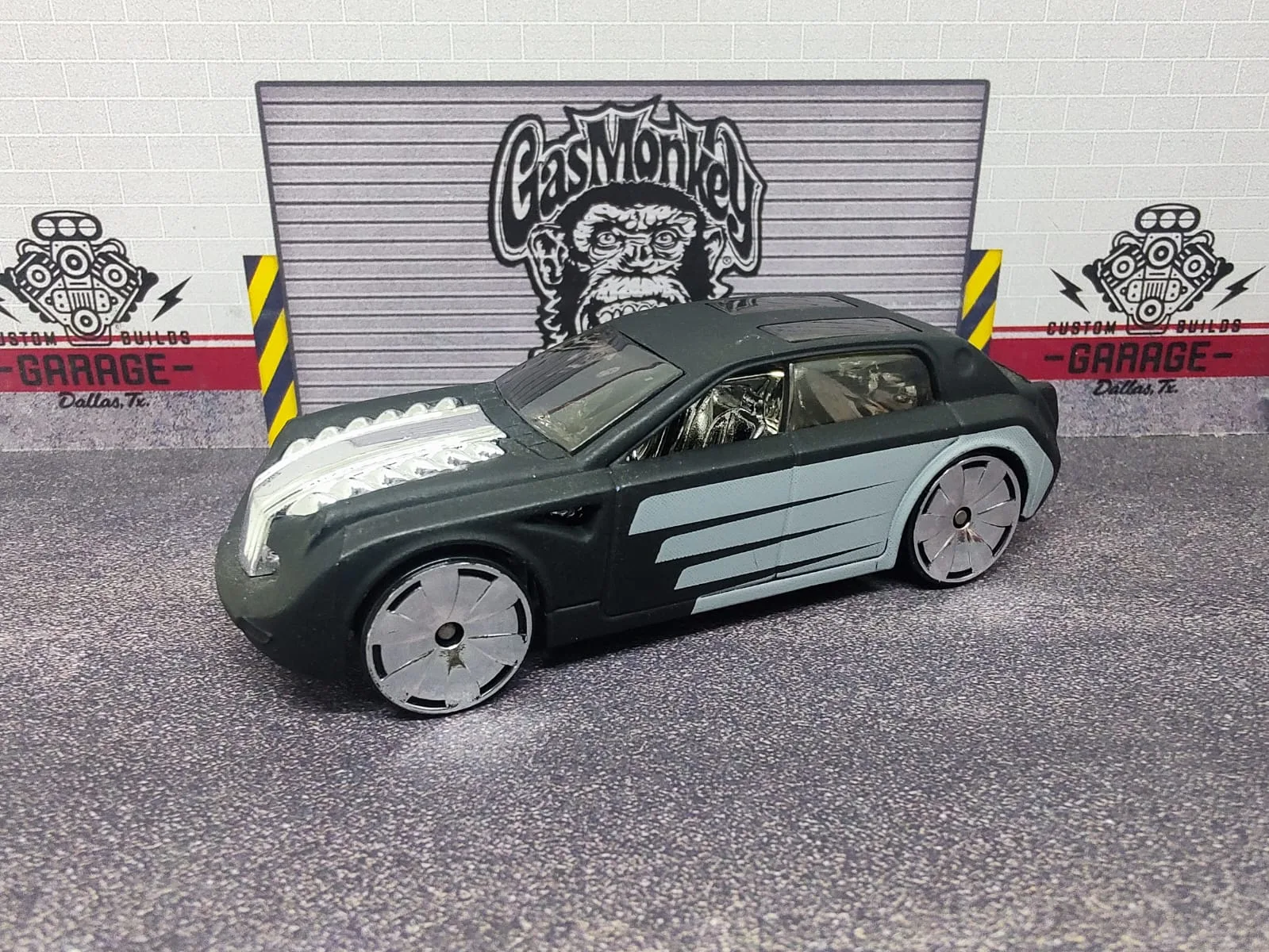 Unobtainium 1 — negro y gris, motor cromado