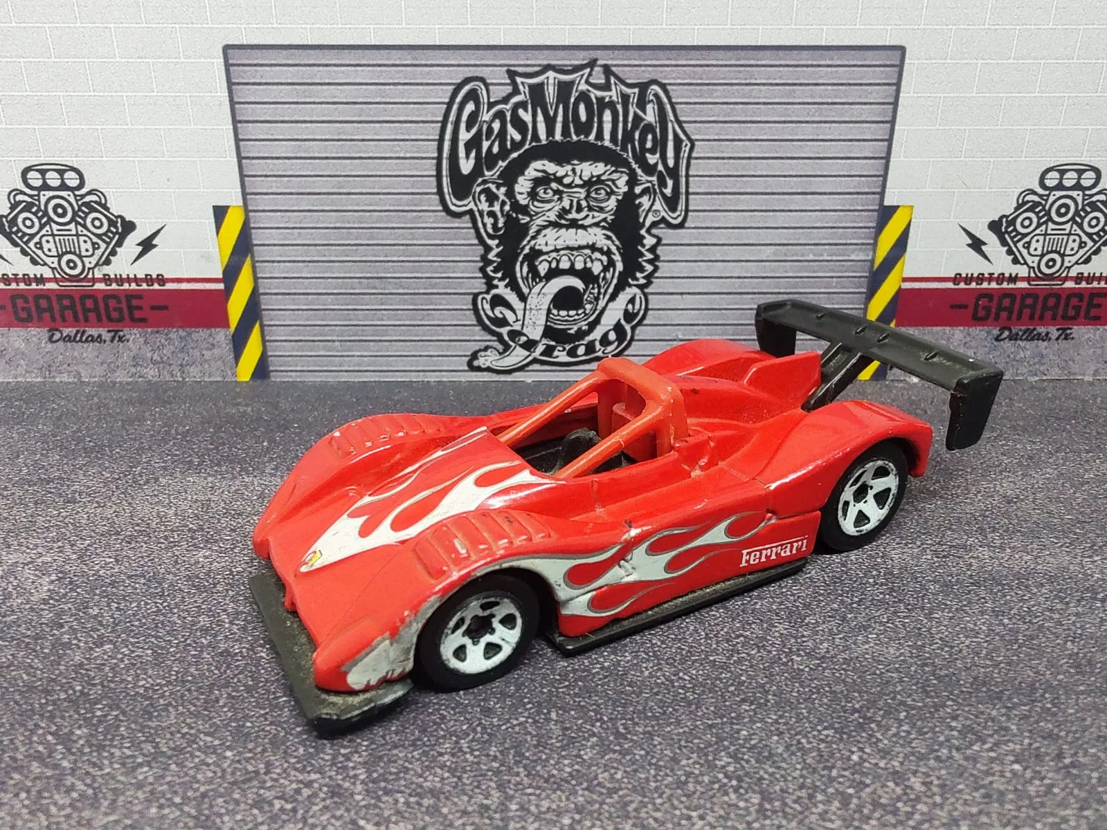 Ferrari 333 SP — rojo con llamas claras y negras y alerón negro