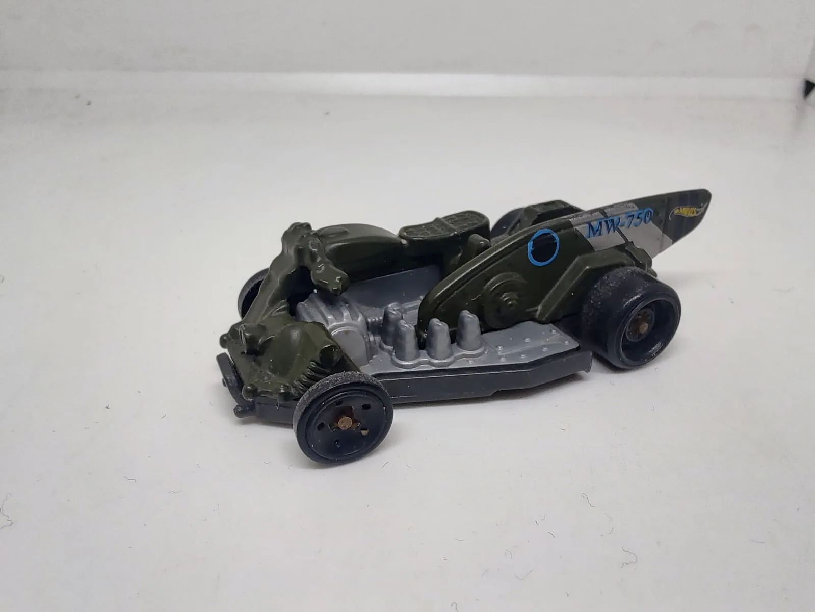 Moto Wing — vehículo de fantasía verde militar con ruedas negras y detalles azules