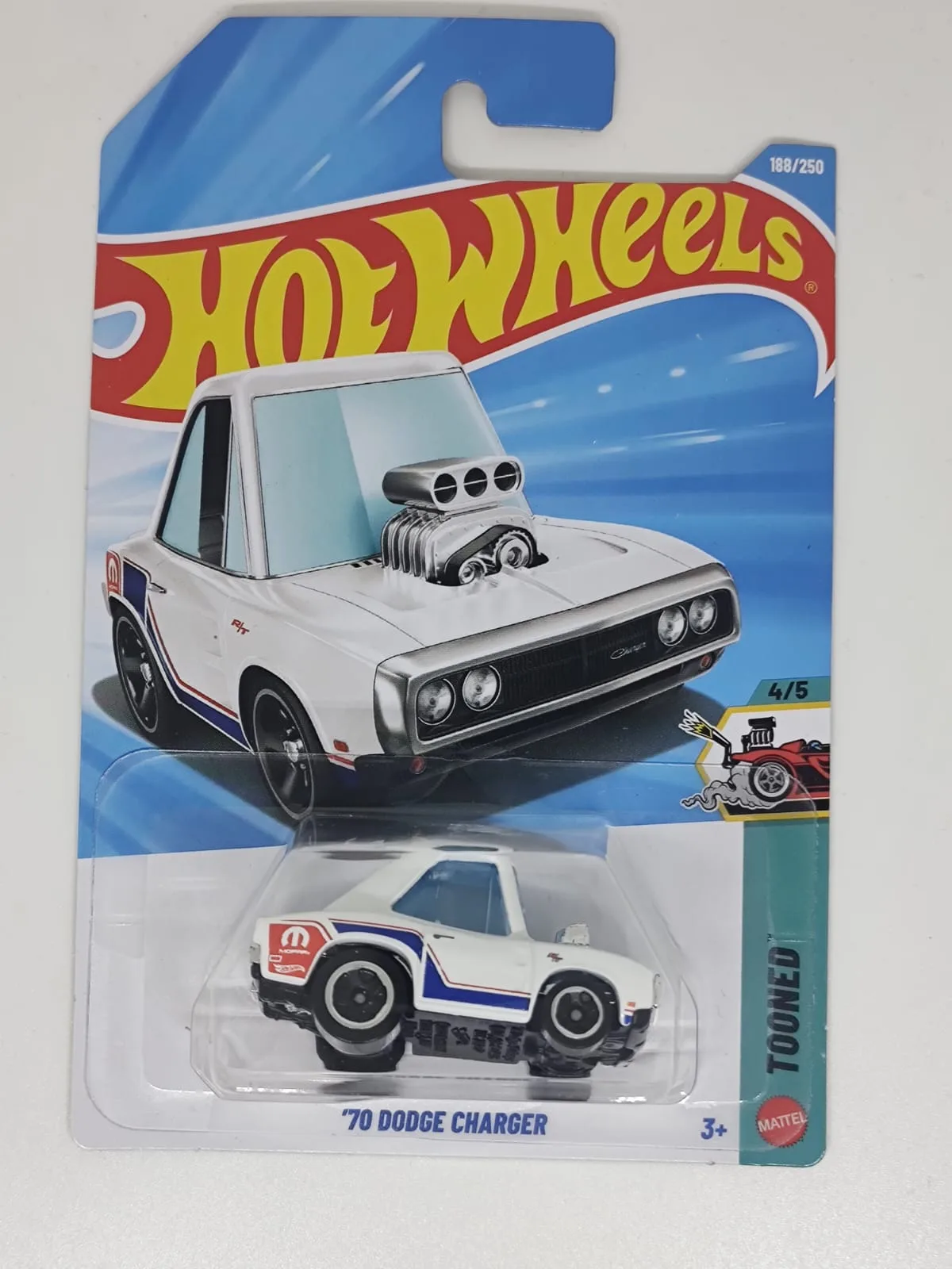 '70 Dodge Charger — blanco con decoración mopar y motor expuesto