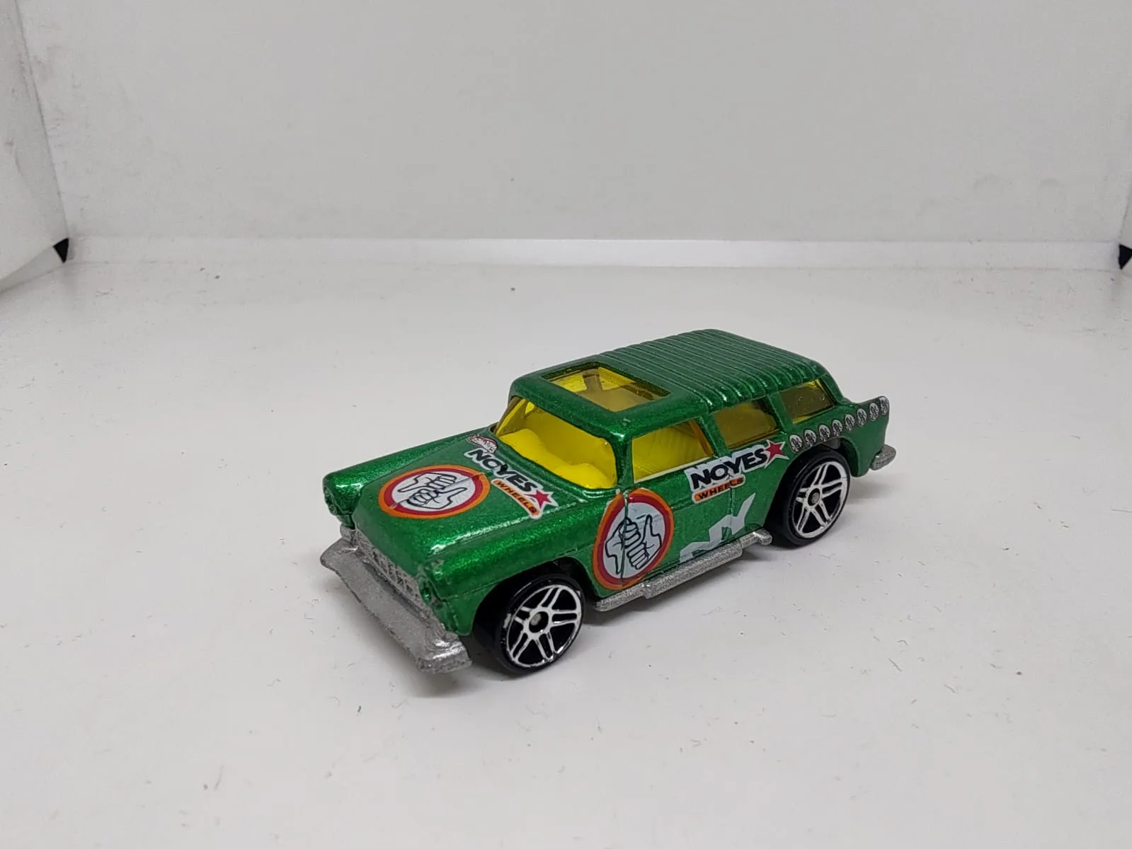 Classic Nomad — verde con gráficos de competición y vidrios amarillos