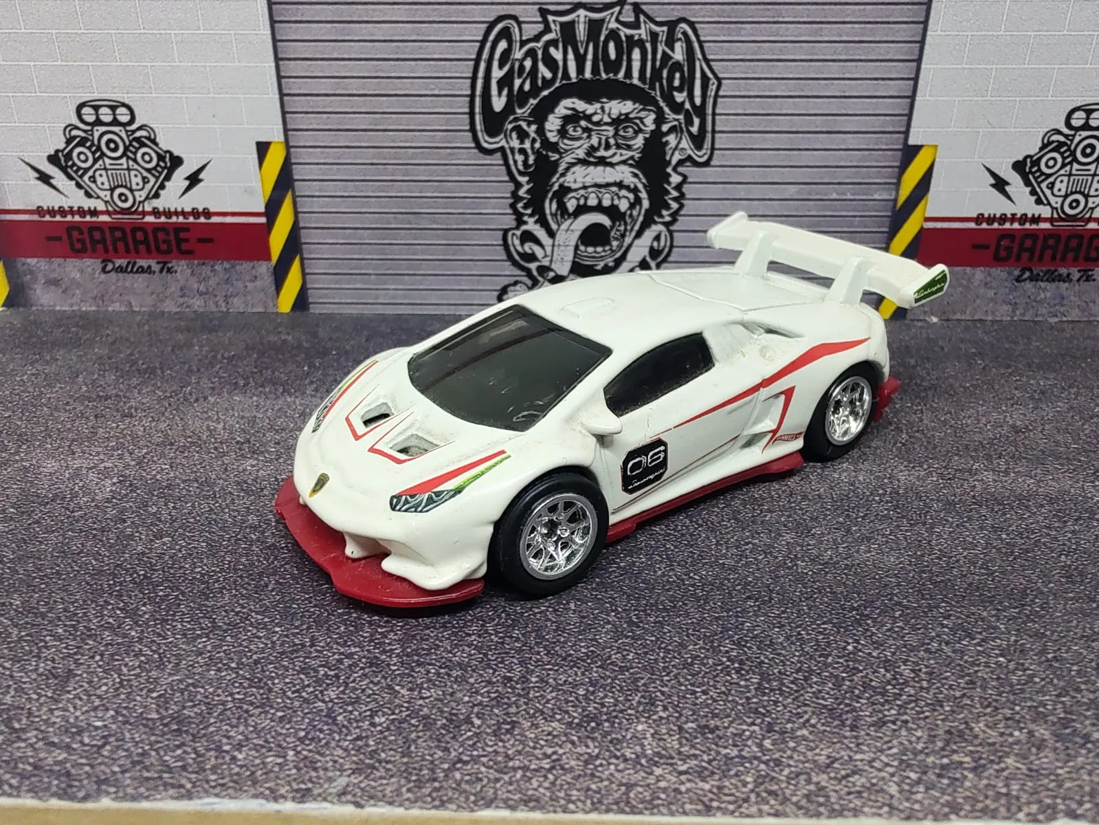 Lamborghini Huracán LP 620-2 Super Trofeo — blanco con detalles rojos y negros, número 06, alerón blanco y llantas plateadas