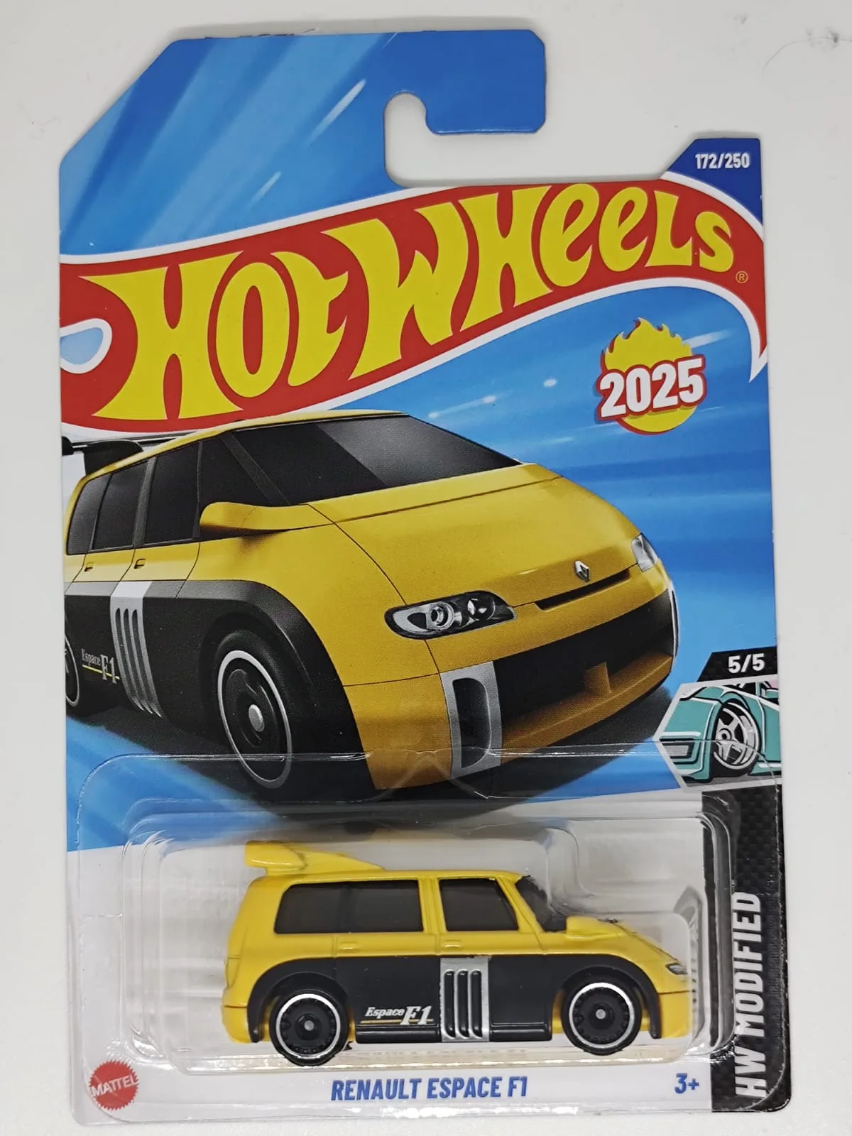 Renault Espace F1 — amarillo y negro con ruedas de aro claro