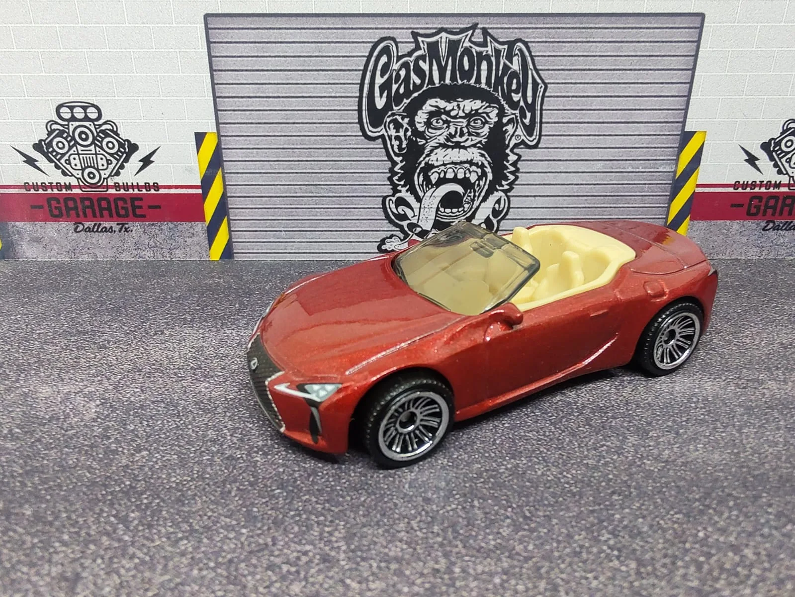 Lexus LC 500 — rojo cobrizo, interior beige, convertible