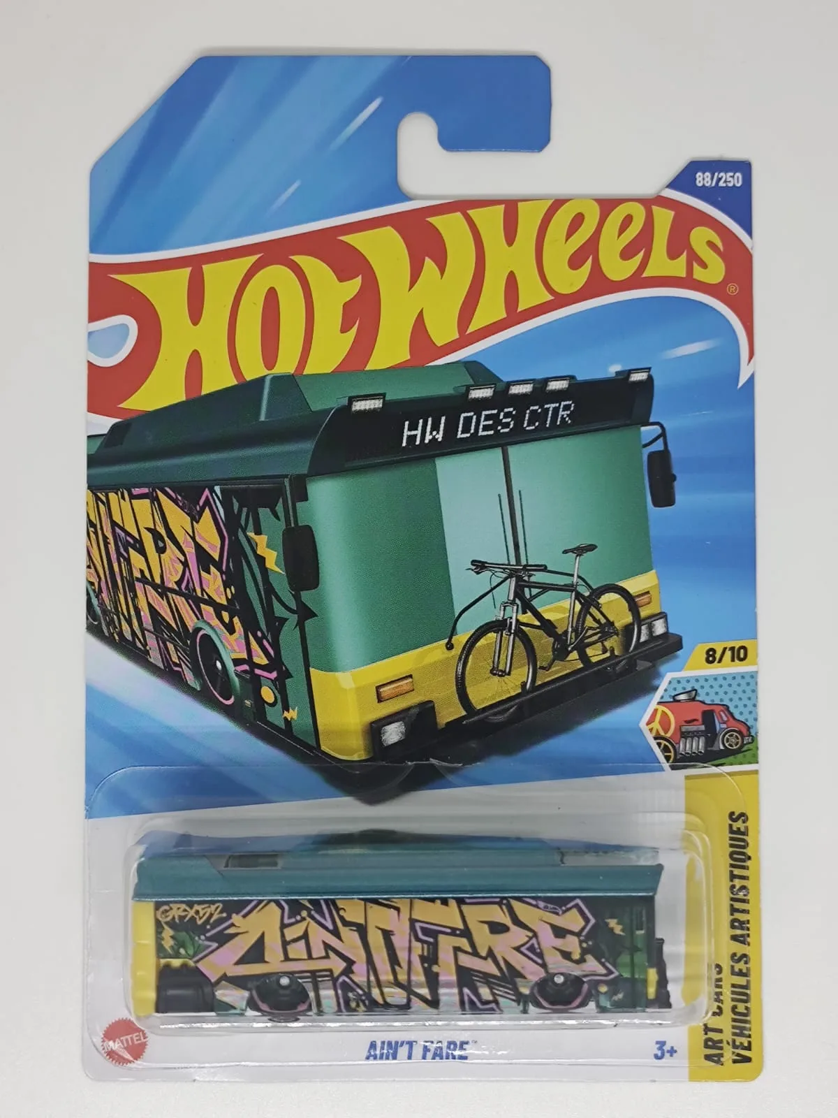 Ain't Fare — autobús verde y amarillo con decoración de grafiti y portabicicletas