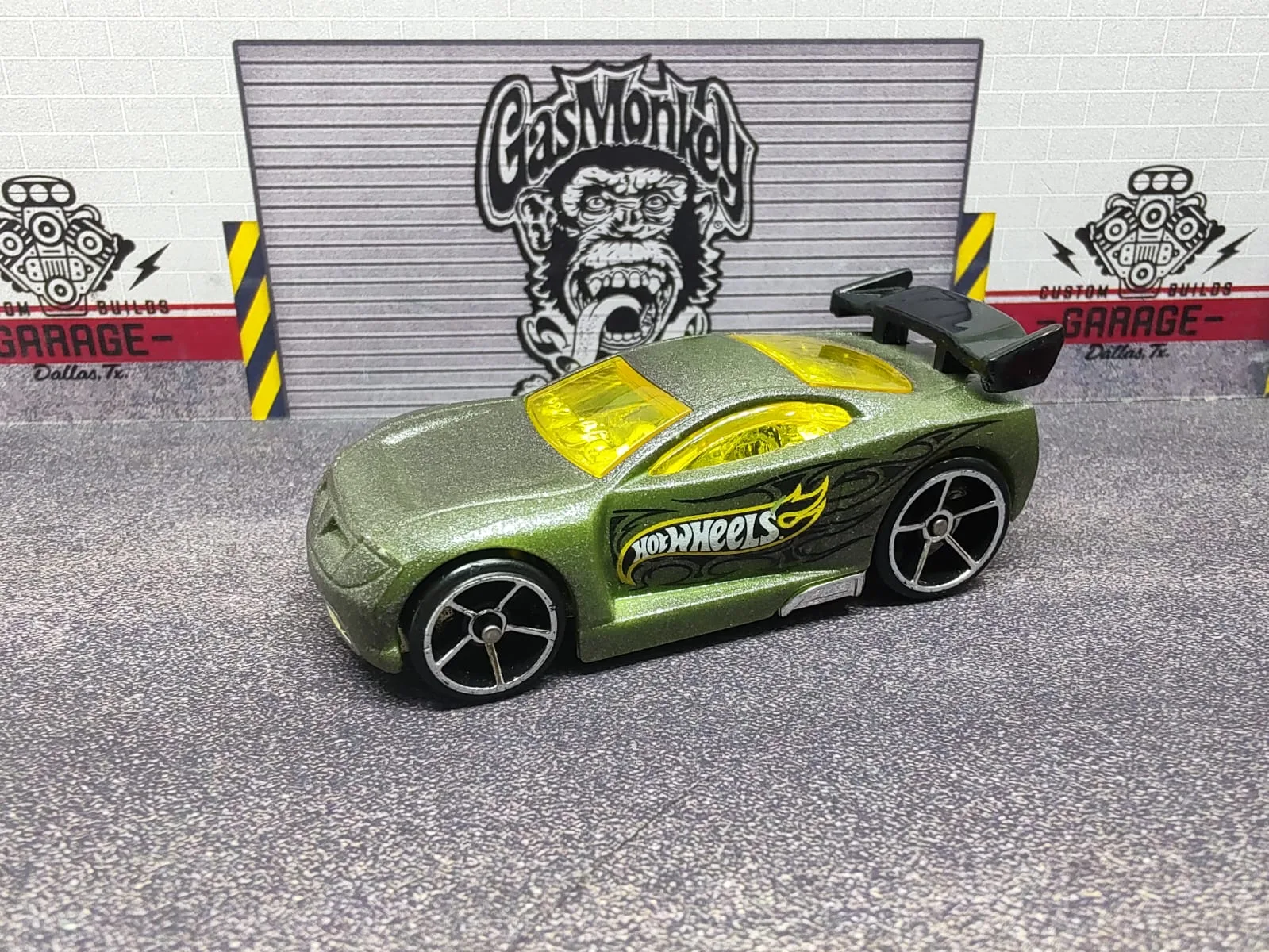 Power Rage — verde metalizado con vidrios amarillos, logo Hot Wheels lateral y alerón negro