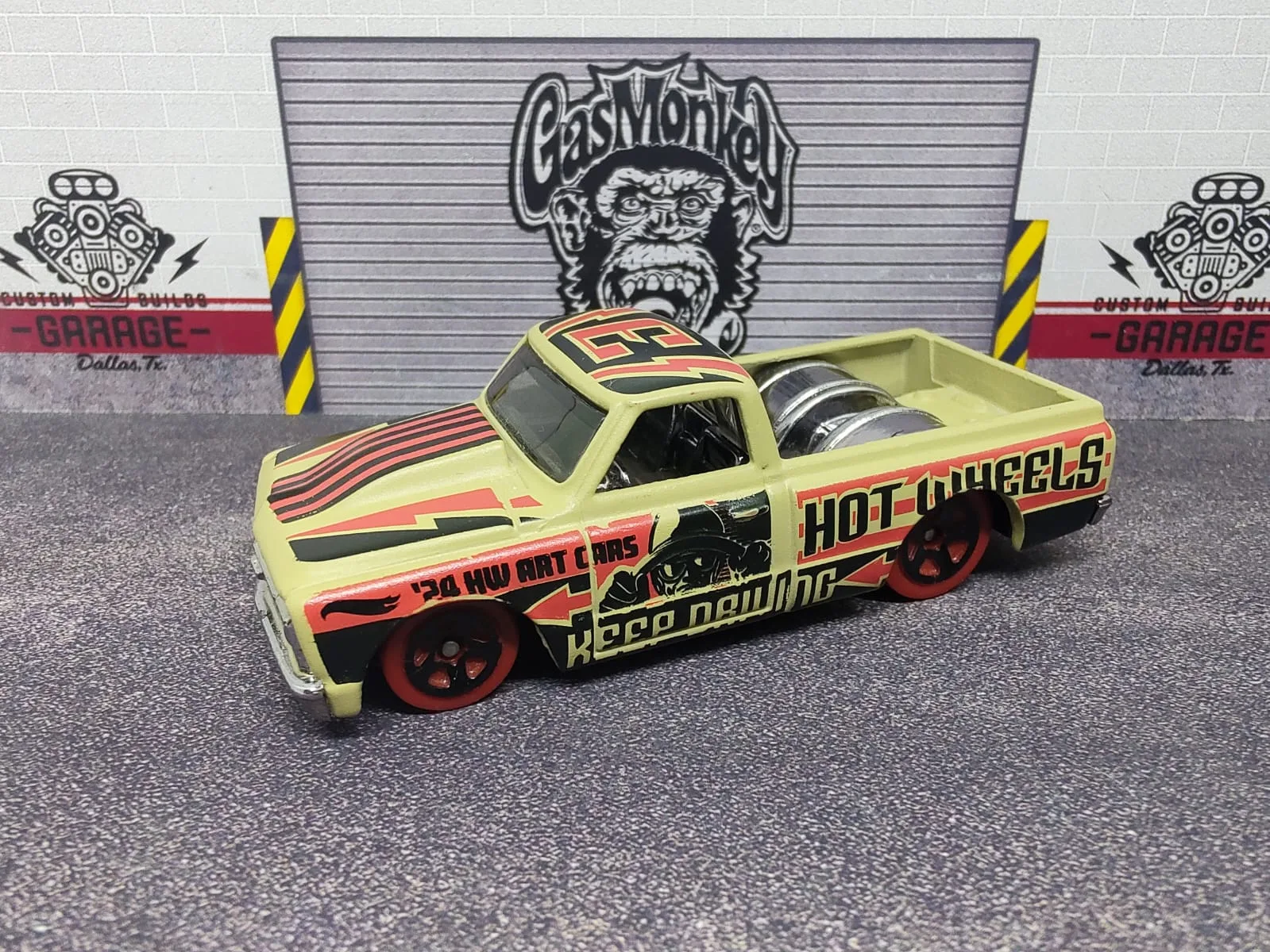 ’67 Chevy C10 — crema, negro y rojo; HW Art Cars