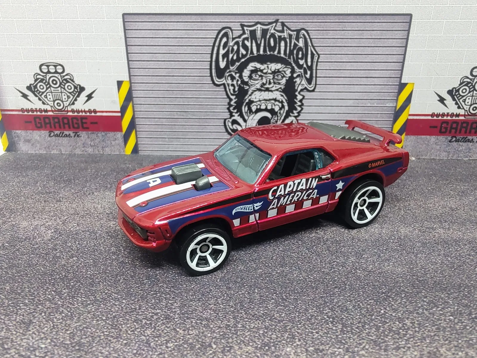 ’70 Ford Mustang Mach 1 — bordó con franjas blancas y azules y decoración Captain America