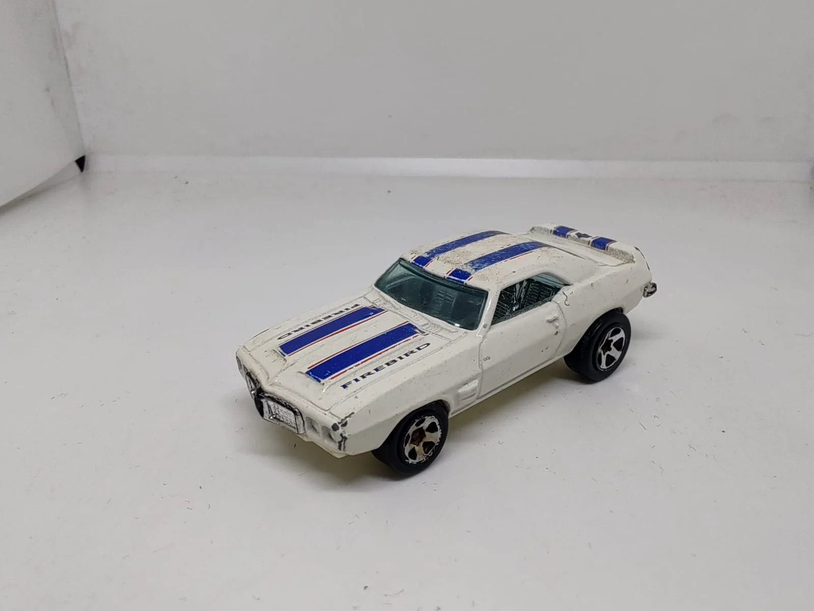’69 Pontiac Firebird T/A — blanco con franjas azules y toma de aire negra