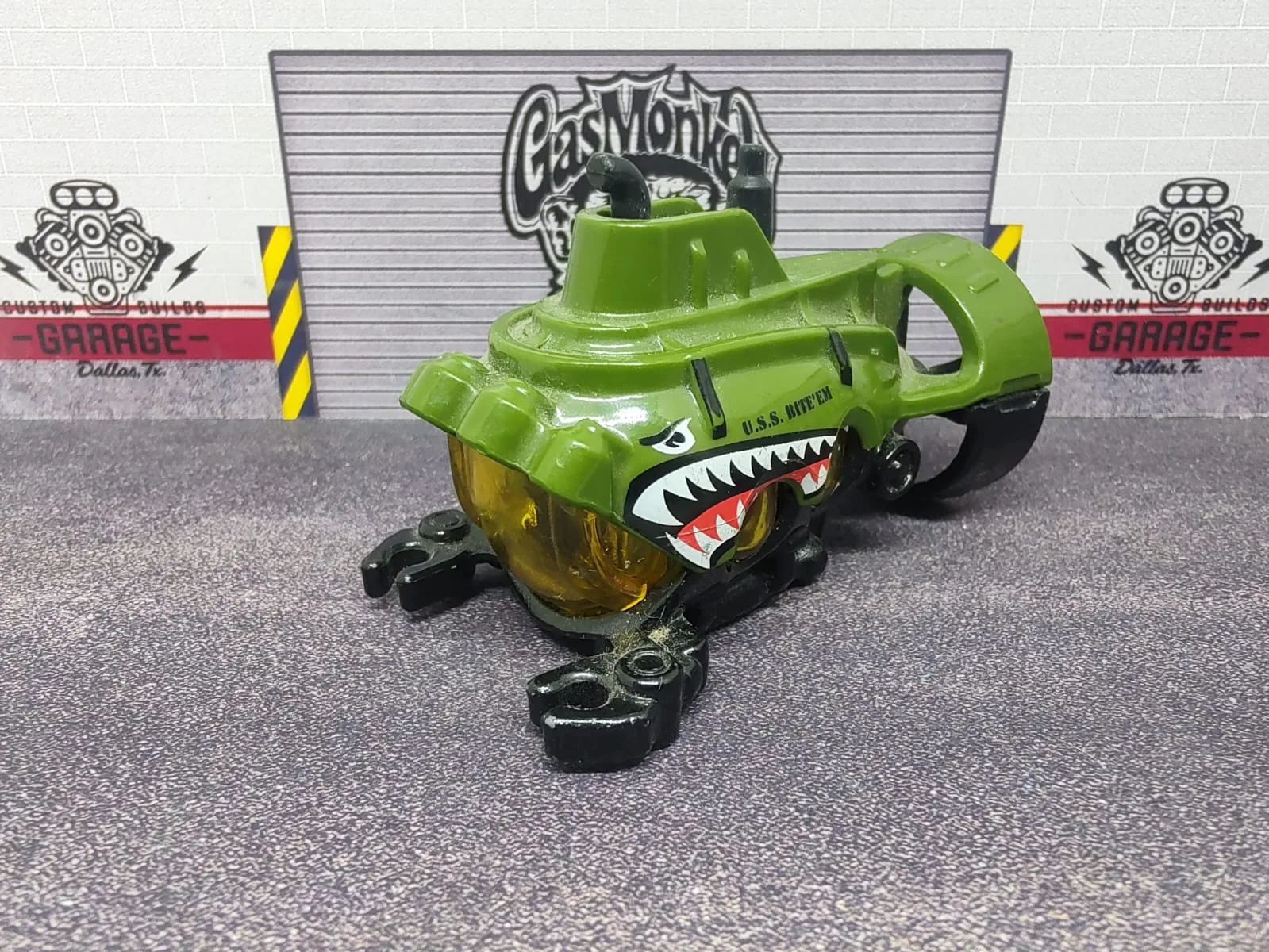 Deep Diver — verde militar, decoración de tiburón