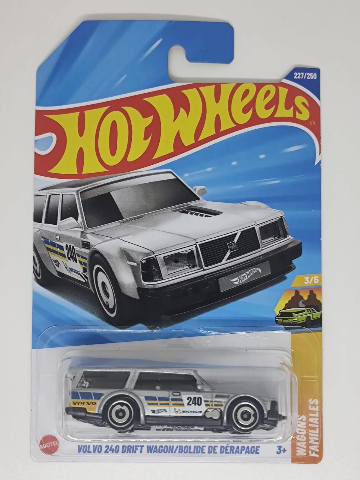 Volvo 240 Drift Wagon — plateado con decoración azul y amarilla y número 240