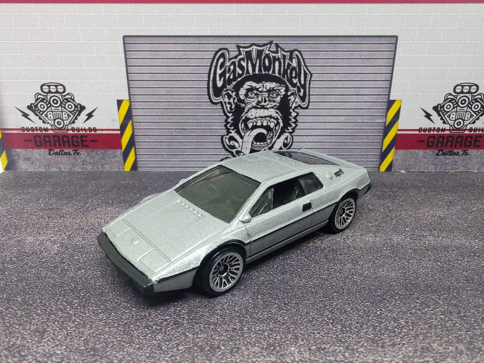 Lotus Esprit S1 — plateado claro con luneta negra y llantas de radios plateados