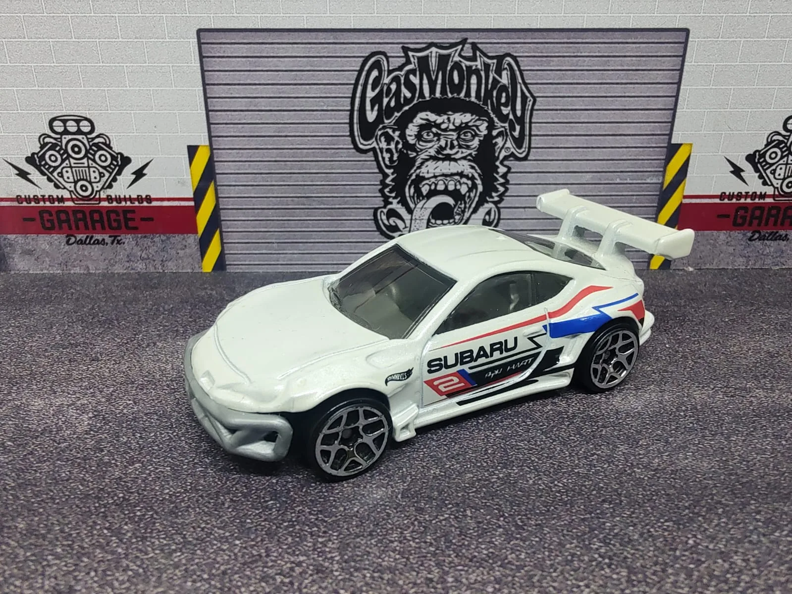 Subaru BRZ — blanco, franjas azules y rojas