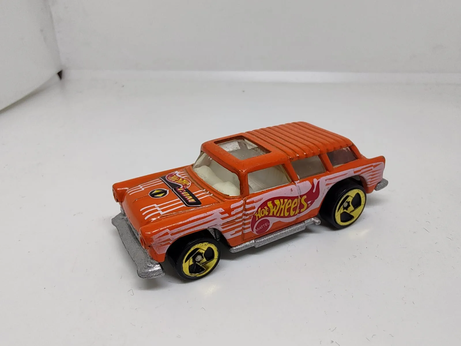 Classic Nomad — naranja con gráfica hot wheels y techo plateado