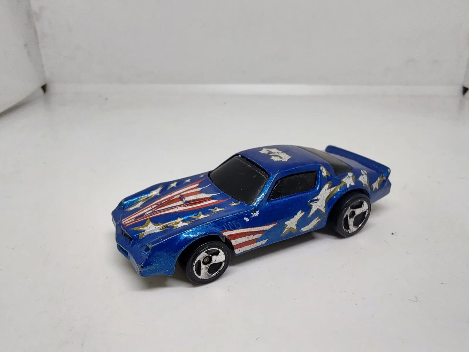 Camaro Z28 — azul con estrellas y franjas rojas y blancas