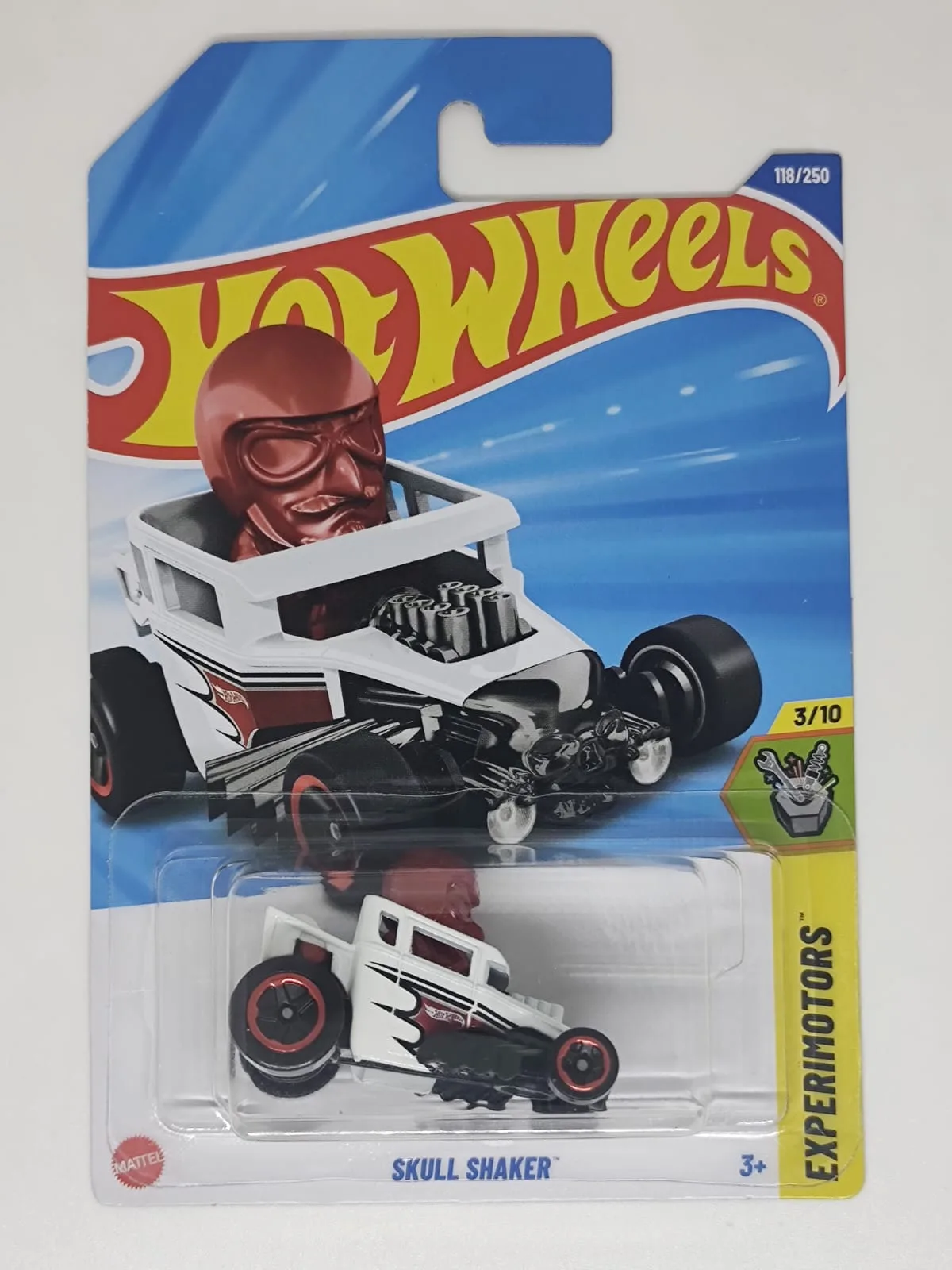 Skull Shaker — blanco y negro con figura de conductor y ruedas de aro rojo