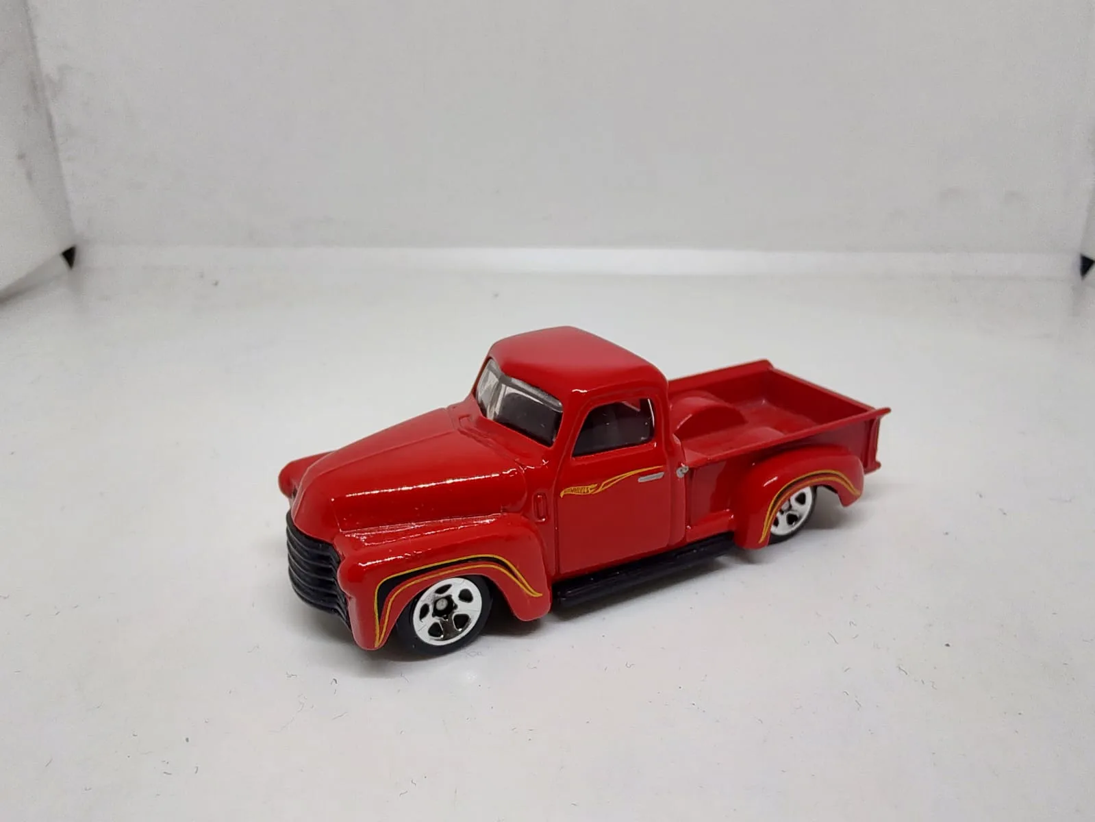 ’52 Chevy — pickup roja personalizada con caja abierta
