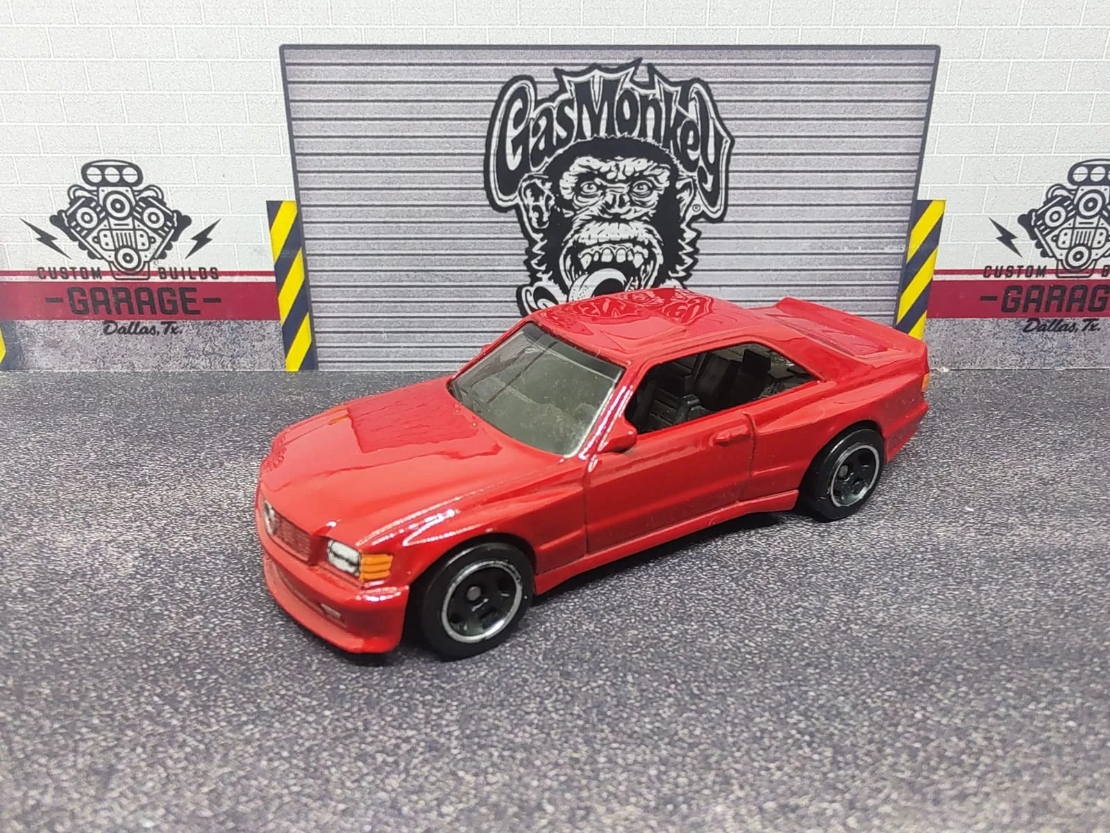 ’89 Mercedes-Benz 560 SEC AMG — rojo, carrocería coupé deportiva de dos puertas y llantas negras de aro plateado