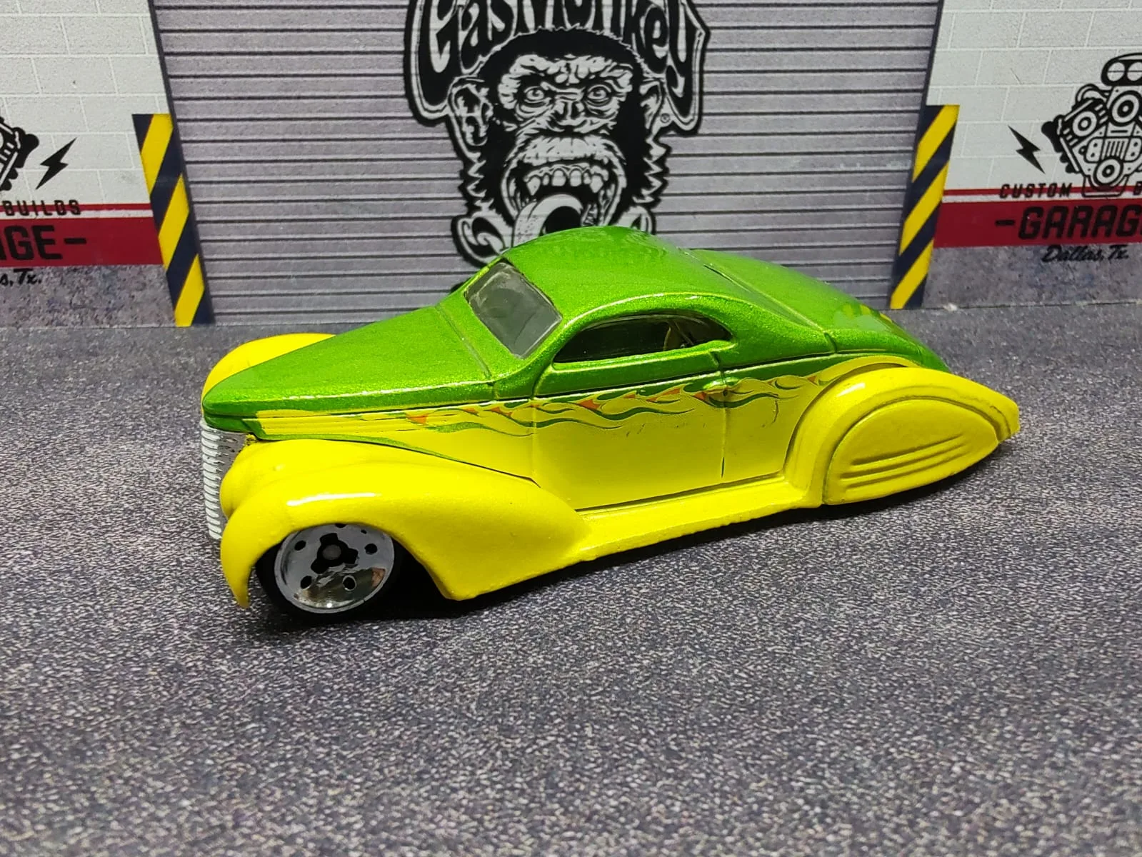 Swoop Coupe — verde y amarillo, techo redondeado y guardabarros traseros carenados