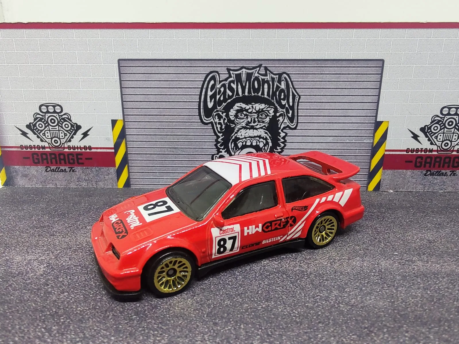 ’87 Ford Sierra Cosworth — rojo con franjas blancas, decoración HWGRFX y número decorativo 87