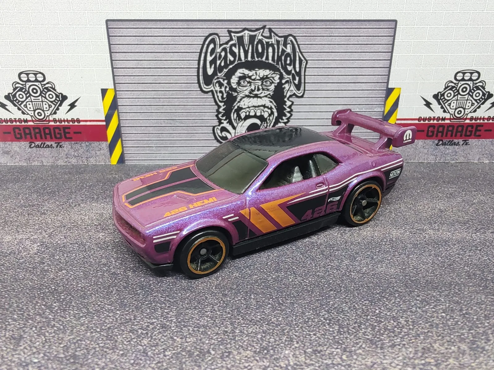 Dodge Challenger Drift Car — violeta, franjas naranjas